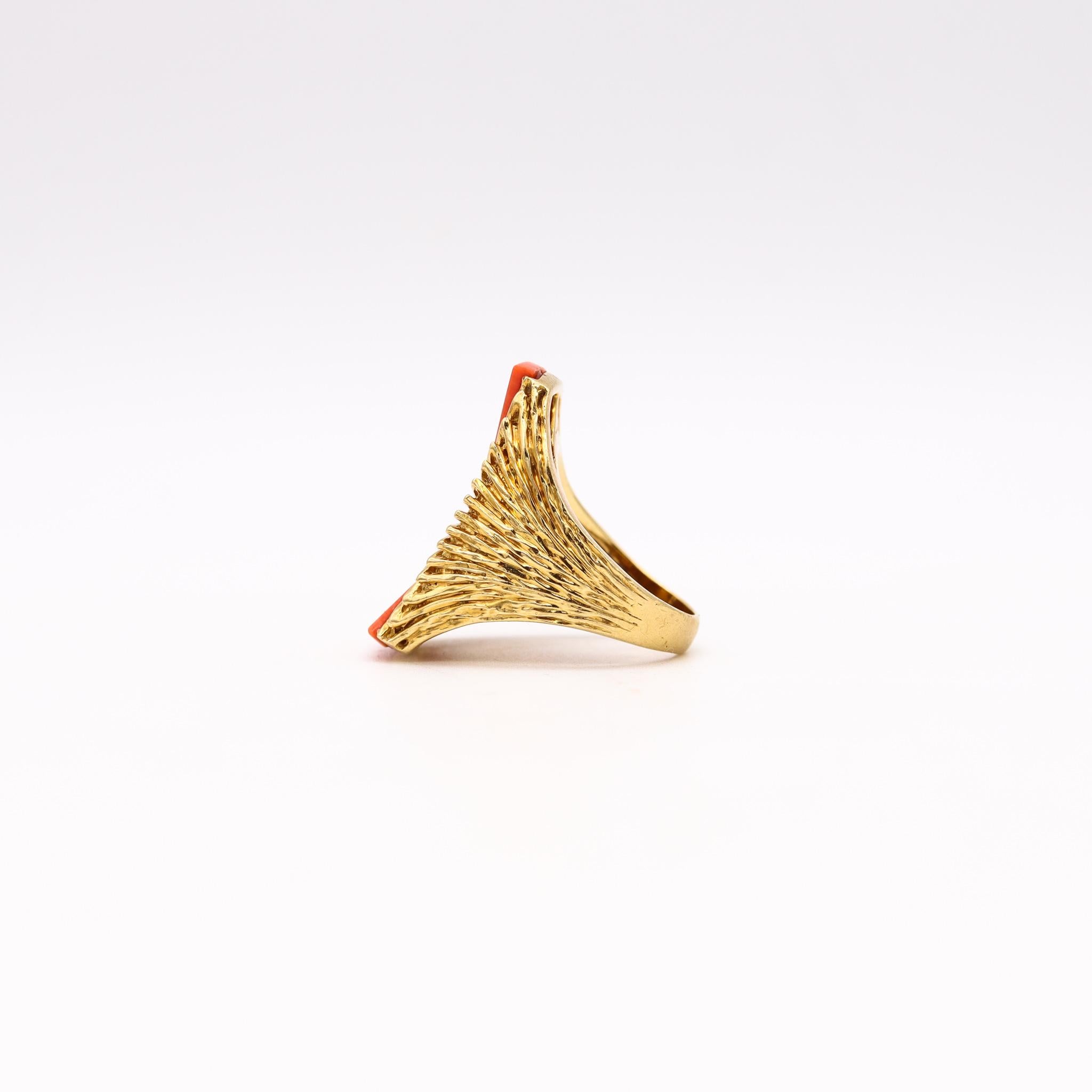 Kutchinsky London 1973 Geometric Cocktail Ring Textured 18Kt with Coral Carvings In Excellent Condition In Miami, FL