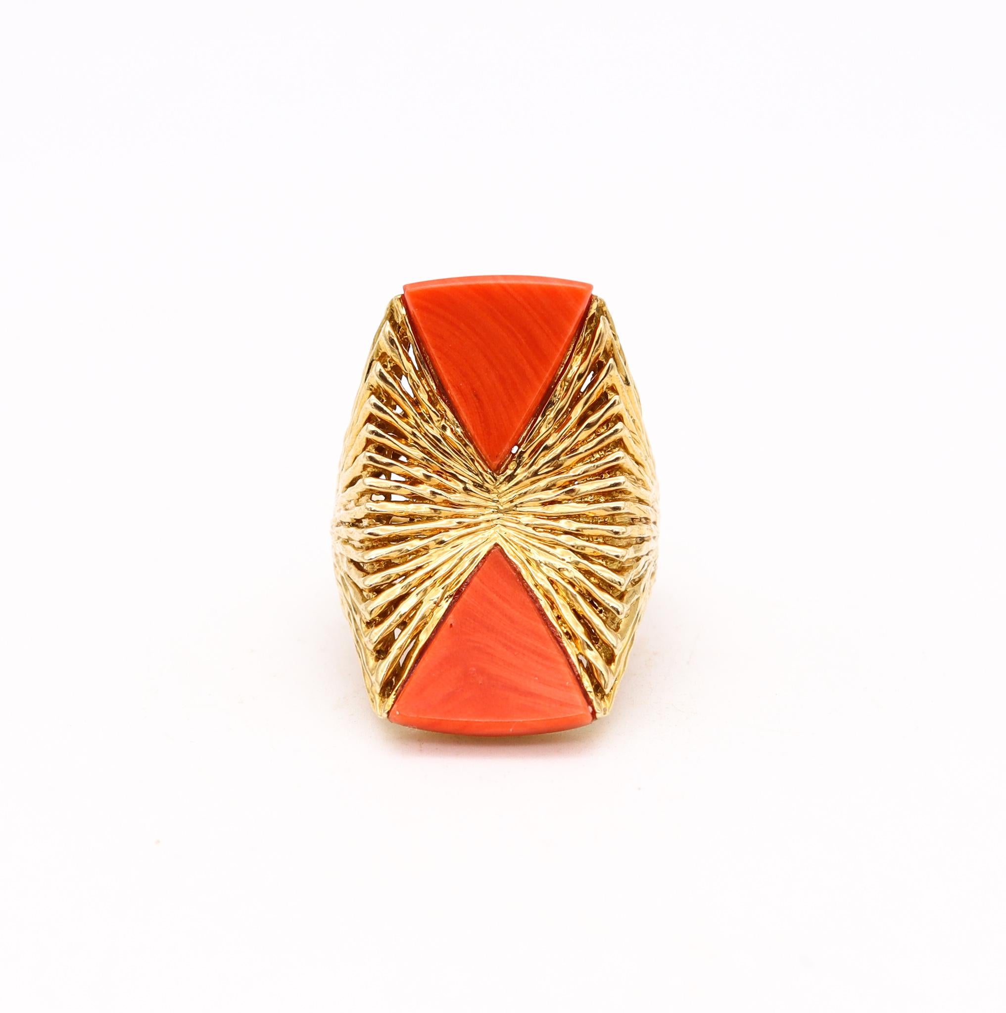 Women's Kutchinsky London 1973 Geometric Cocktail Ring Textured 18Kt with Coral Carvings
