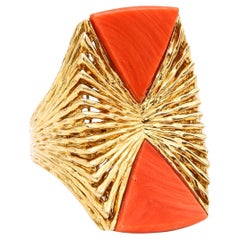 Kutchinsky London 1973 Geometric Cocktail Ring Textured 18Kt with Coral Carvings