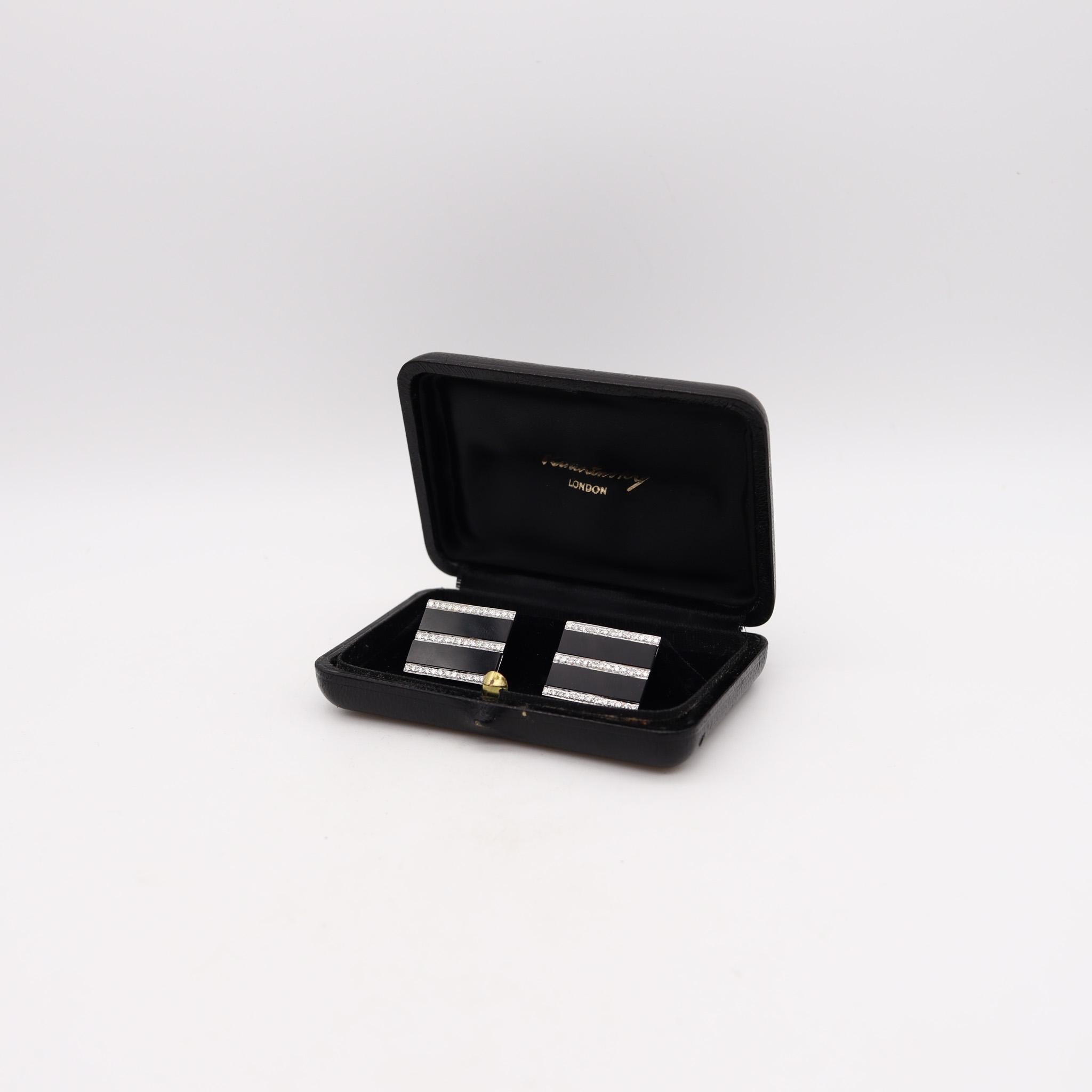 Pair of cufflinks designed by Kutchinsky.

Exceptional pair of cufflinks, created in London England by the jewelry house of Kutchinsky, back in the 1975. These black and white cufflinks are very elegant and should fit any wardrobe. Were crafted in