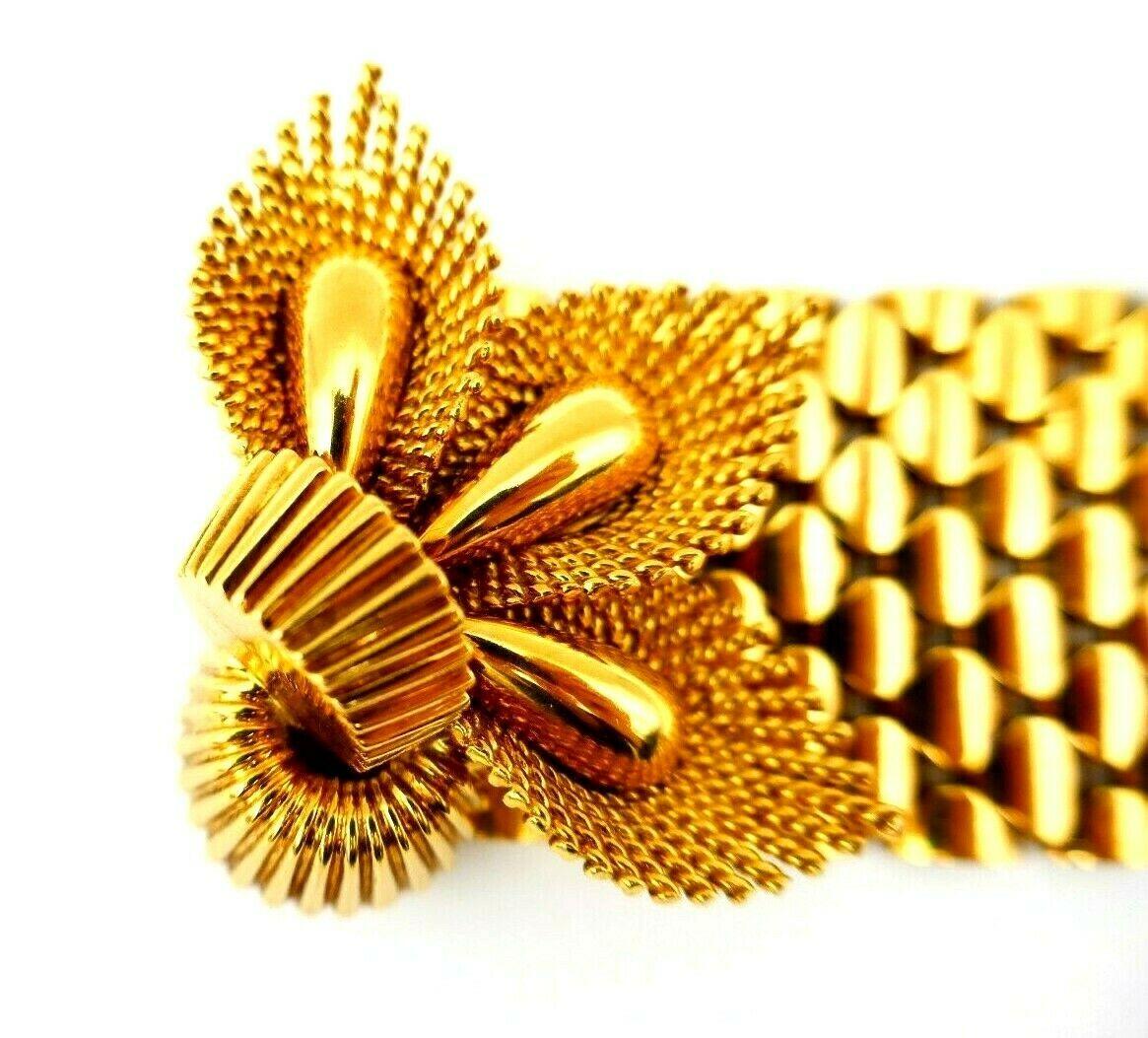 A gorgeous 18k yellow gold Retro bracelet by Kutchinsky. A smooth texture of the gold scales is in contrast with the textured flower-shape buckle. Because of the buckle closure the bracelet's size is adjustable to any length.
Stamped with Kutchinsky