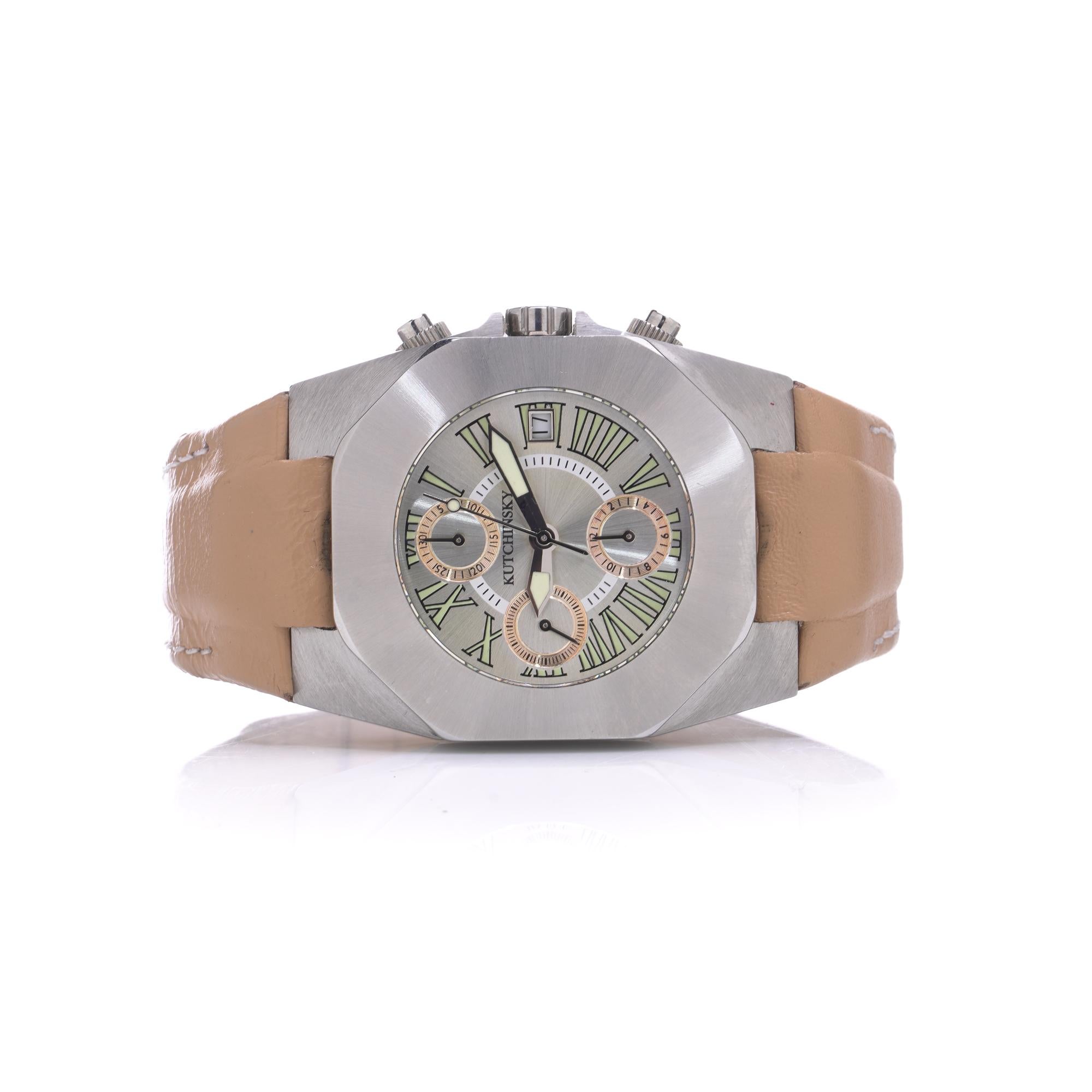 Reloj de pulsera cronógrafo automático de acero inoxidable Kutchinsky, fondo de caja de exposición (principios de la década de 2000)

Reloj de pulsera Kutchinsky de principios de la década de 2000, con caja de acero inoxidable cepillado con asas