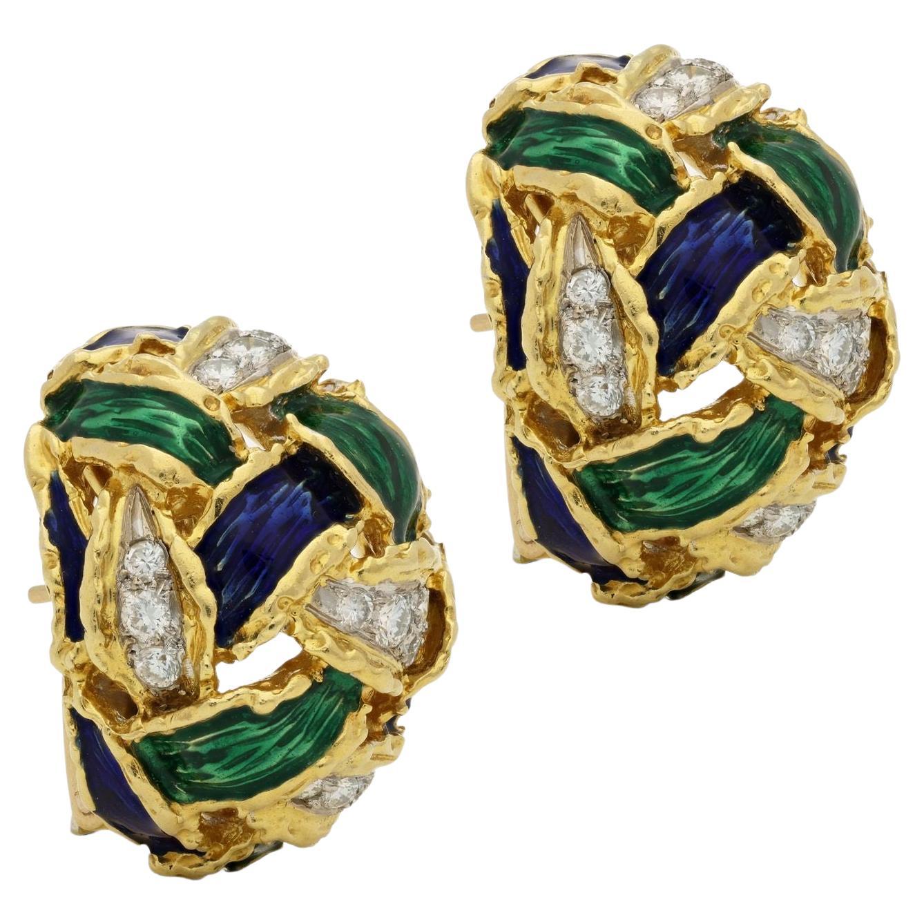 Paire de boucles d
oreilles bombées Kutchinsky en or, émail et diamants, datant des années 1970
