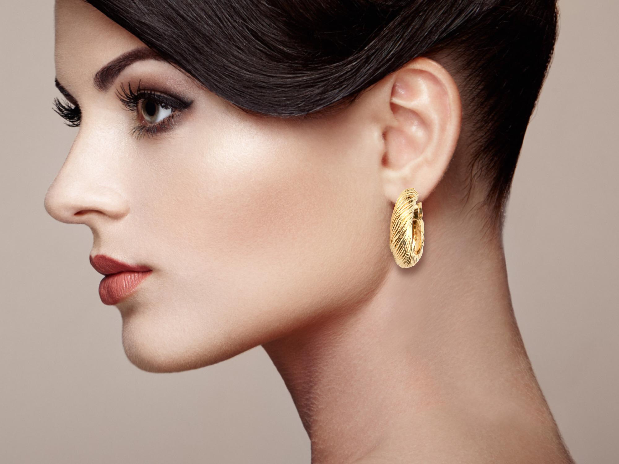 Orecchini a cerchio grandi Kutchinsky in oro giallo 18k.  