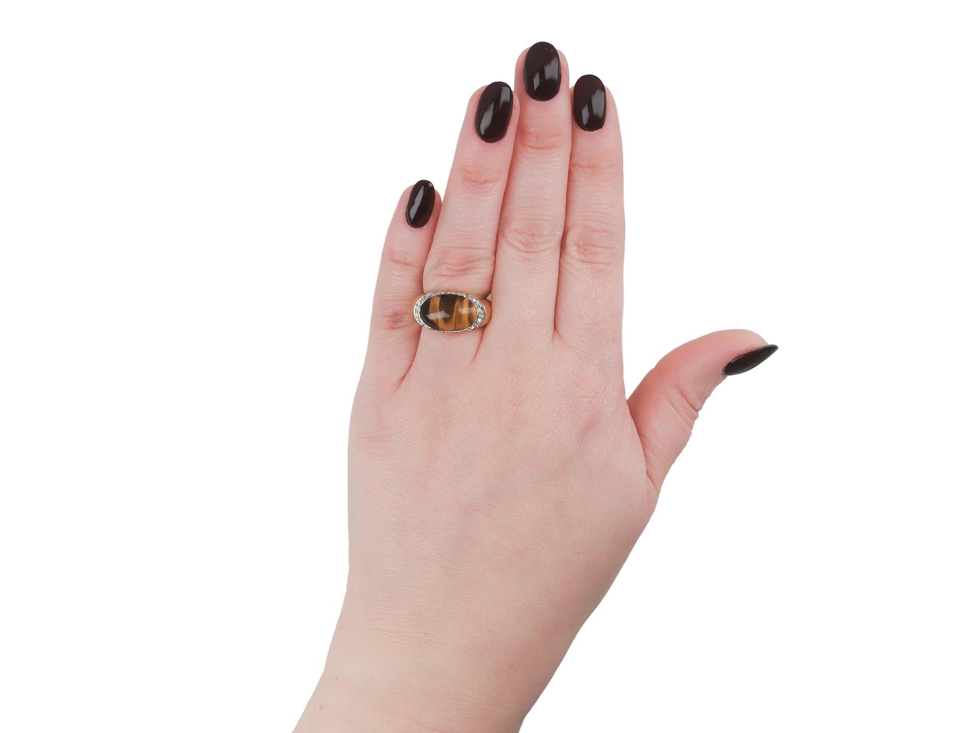 Moderne Bague Kutchinsky en œil de tigre et diamants, anglaise, 1972. en vente