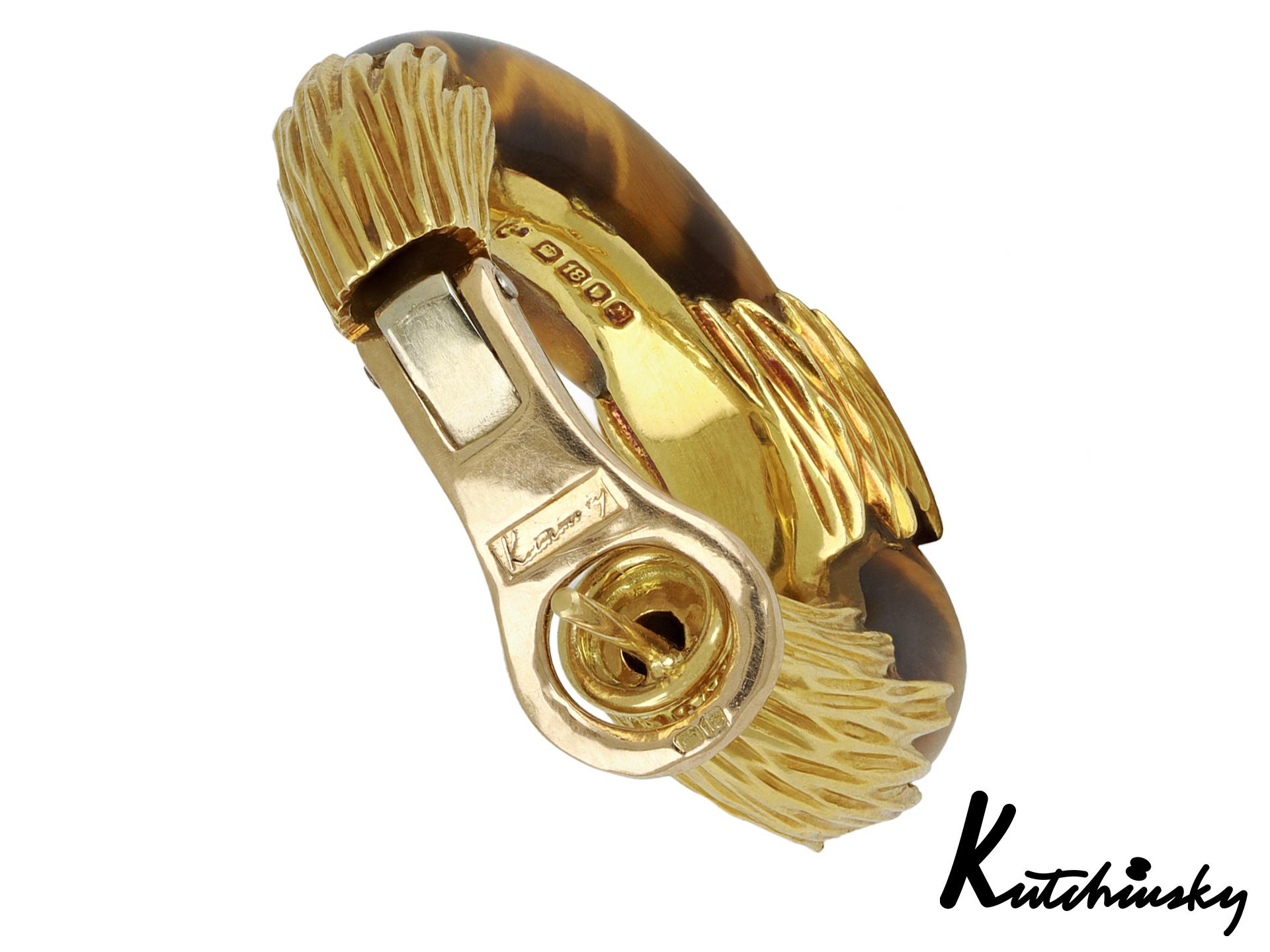 Non taillé Boucles d'oreilles en œil de tigre de Kutchinsky, anglais, 1972. en vente