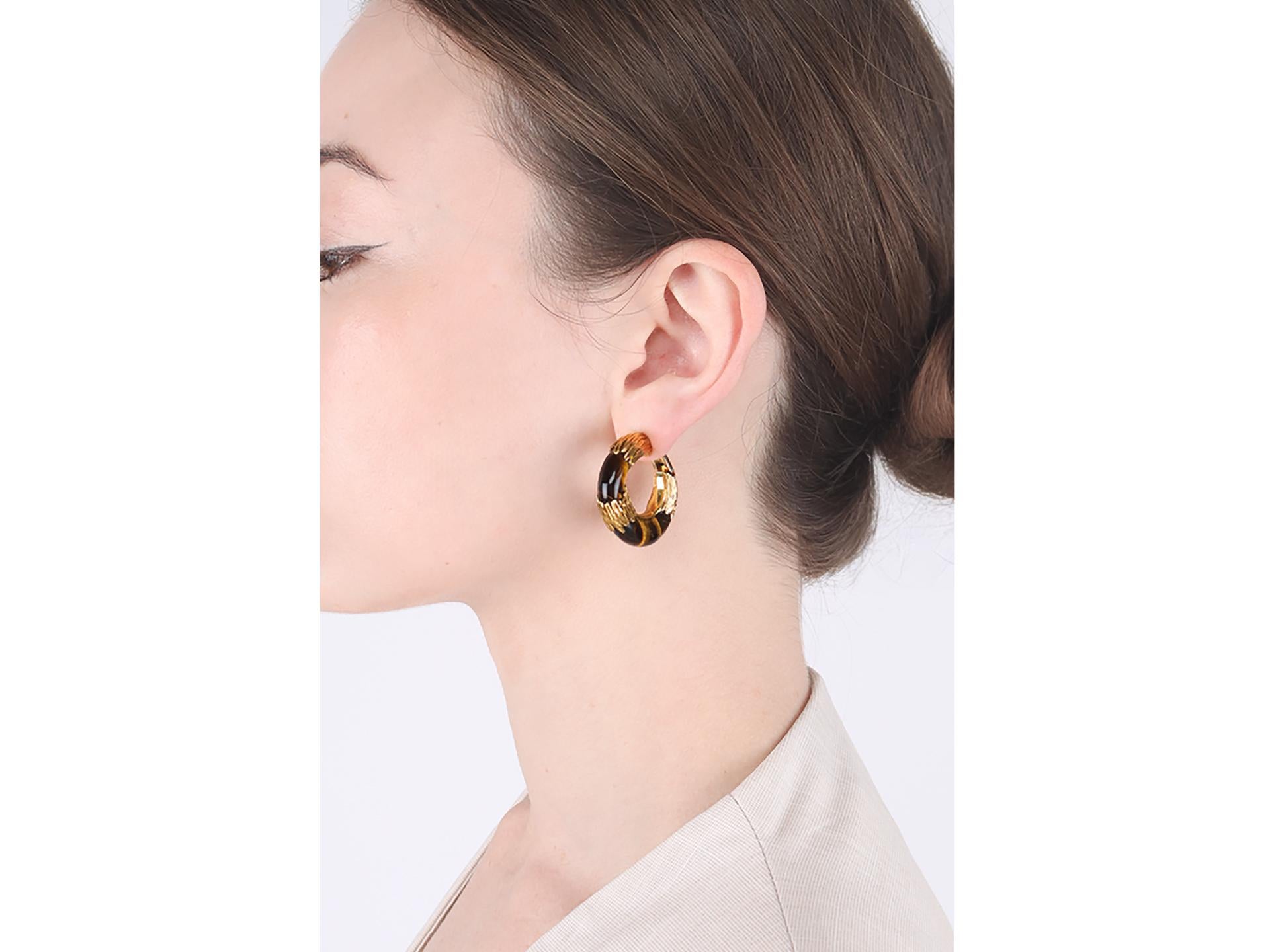  Kutchinsky tiger's eye hoop earrings, English, 1972. Unisexe 