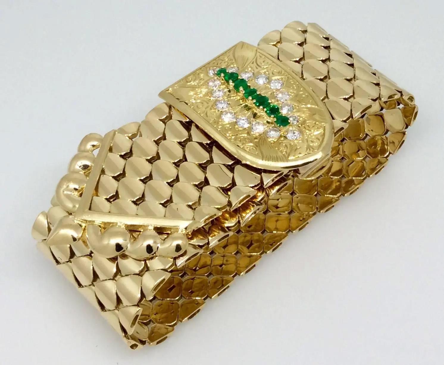 Kutchinsky circa 1960 Breites Smaragd-Diamant-Schnallenarmband aus 18k Gelbgold

Kutchinsky breites Schnallenarmband mit 16 runden Brillanten und 7 Smaragden im Rundschliff, gefasst in 18k Gelbgold mit graviertem Hintergrund. Das Armband hat flache,