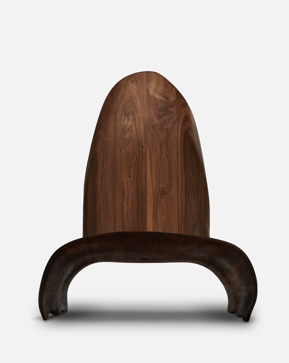 Der Kutitji Chair des australischen Designers Trent Jansen ist ein ausdrucksstarkes Sammlerstück, das durch seine charakteristische Methode der Design-Anthropologie geformt wurde - ein Ansatz, der Forschung, kulturelles Geschichtenerzählen und