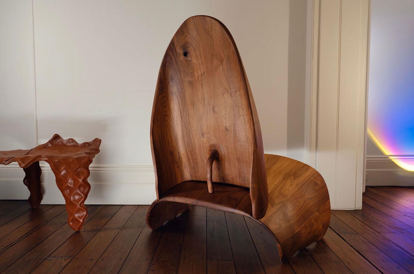 Kutitji Stuhl / Shield Stuhl von Trent Jansen (Moderne) im Angebot