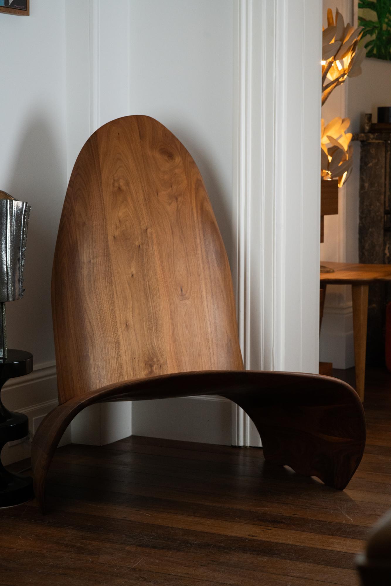 Kutitji Stuhl / Shield Stuhl von Trent Jansen (Handgeschnitzt) im Angebot