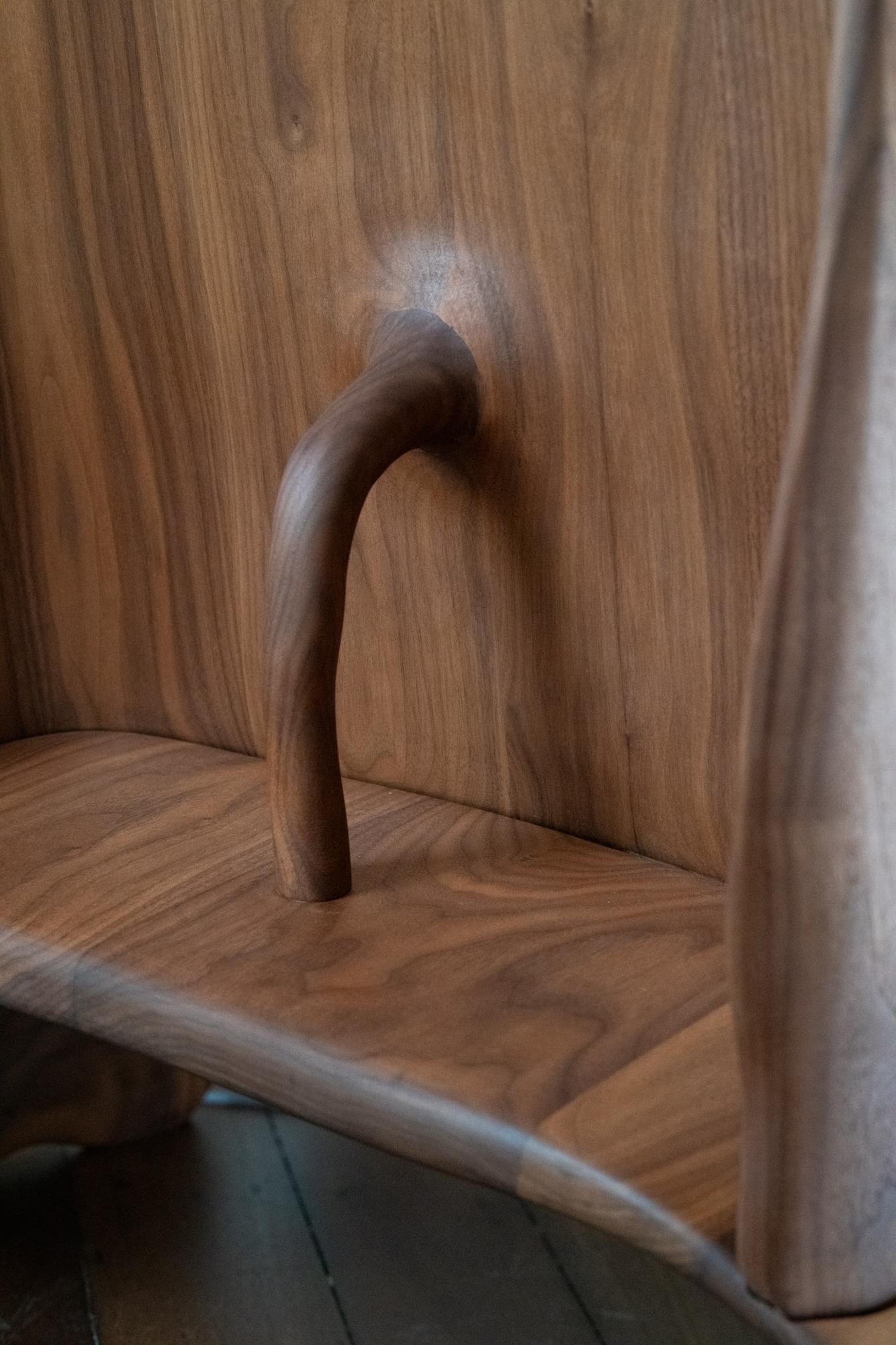 Kutitji Stuhl / Shield Stuhl von Trent Jansen (Walnuss) im Angebot