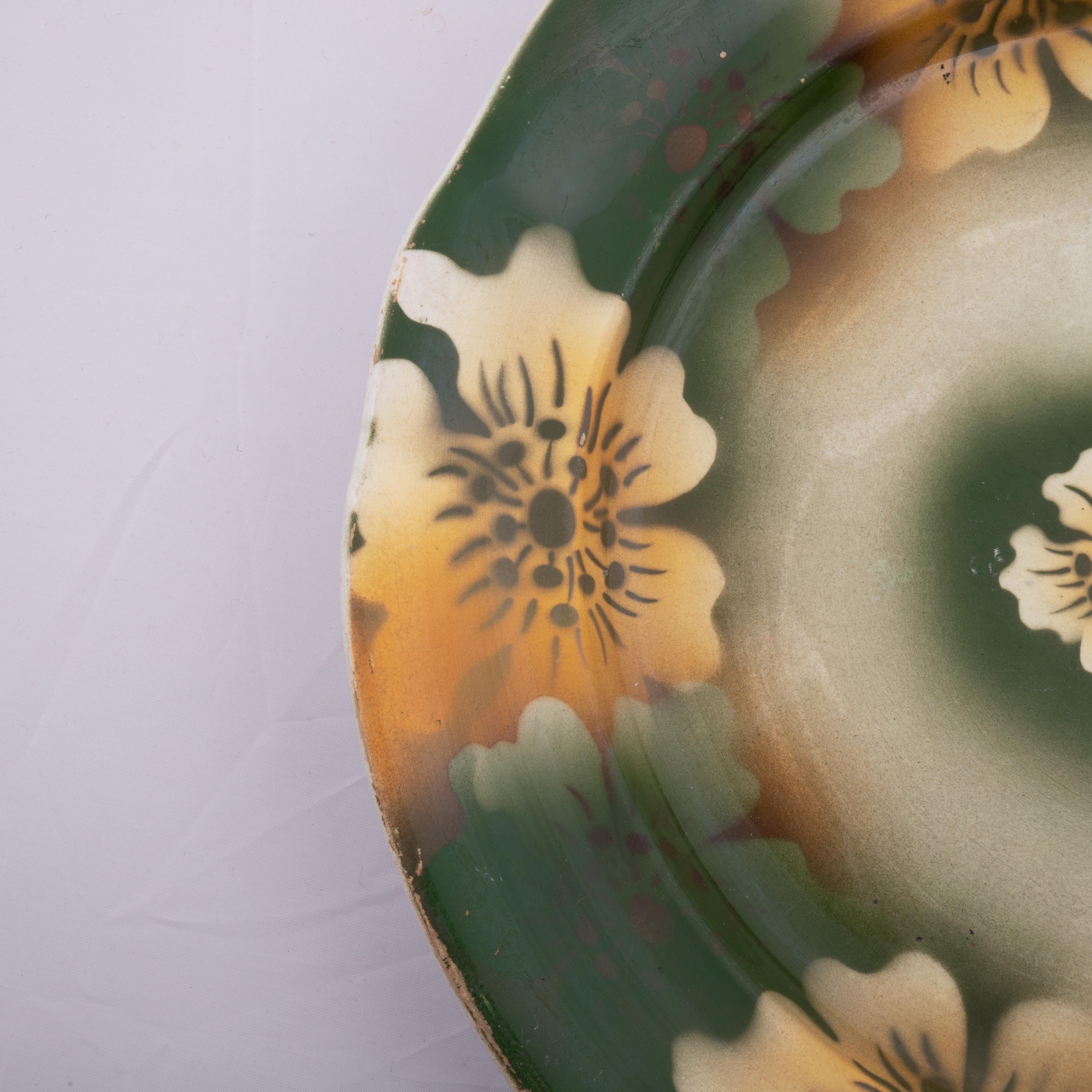 Russo Piatto in ceramica Kuznetsov, Russia, inizio XX secolo in vendita