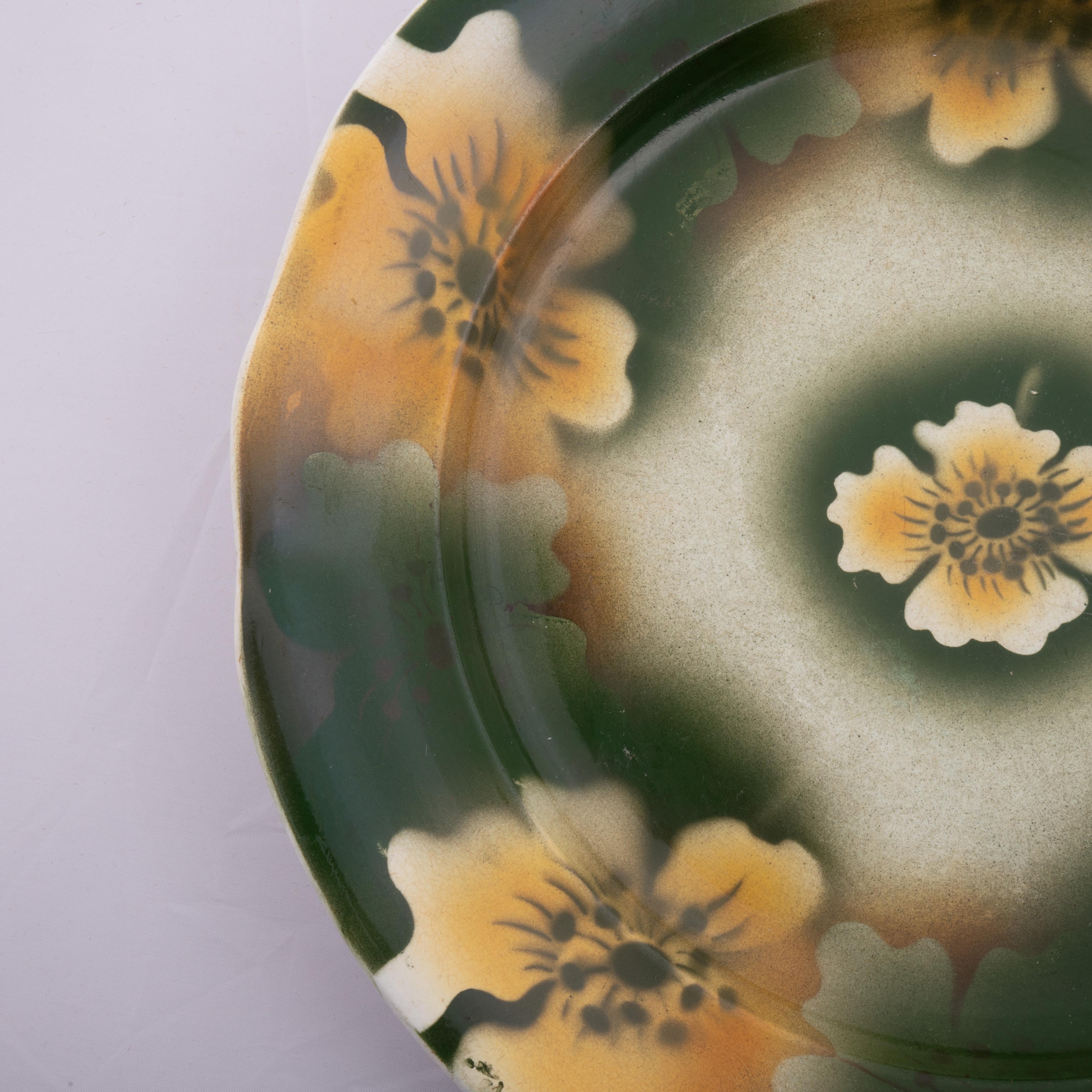 Dipinto a mano Piatto in ceramica Kuznetsov, Russia, inizio XX secolo in vendita