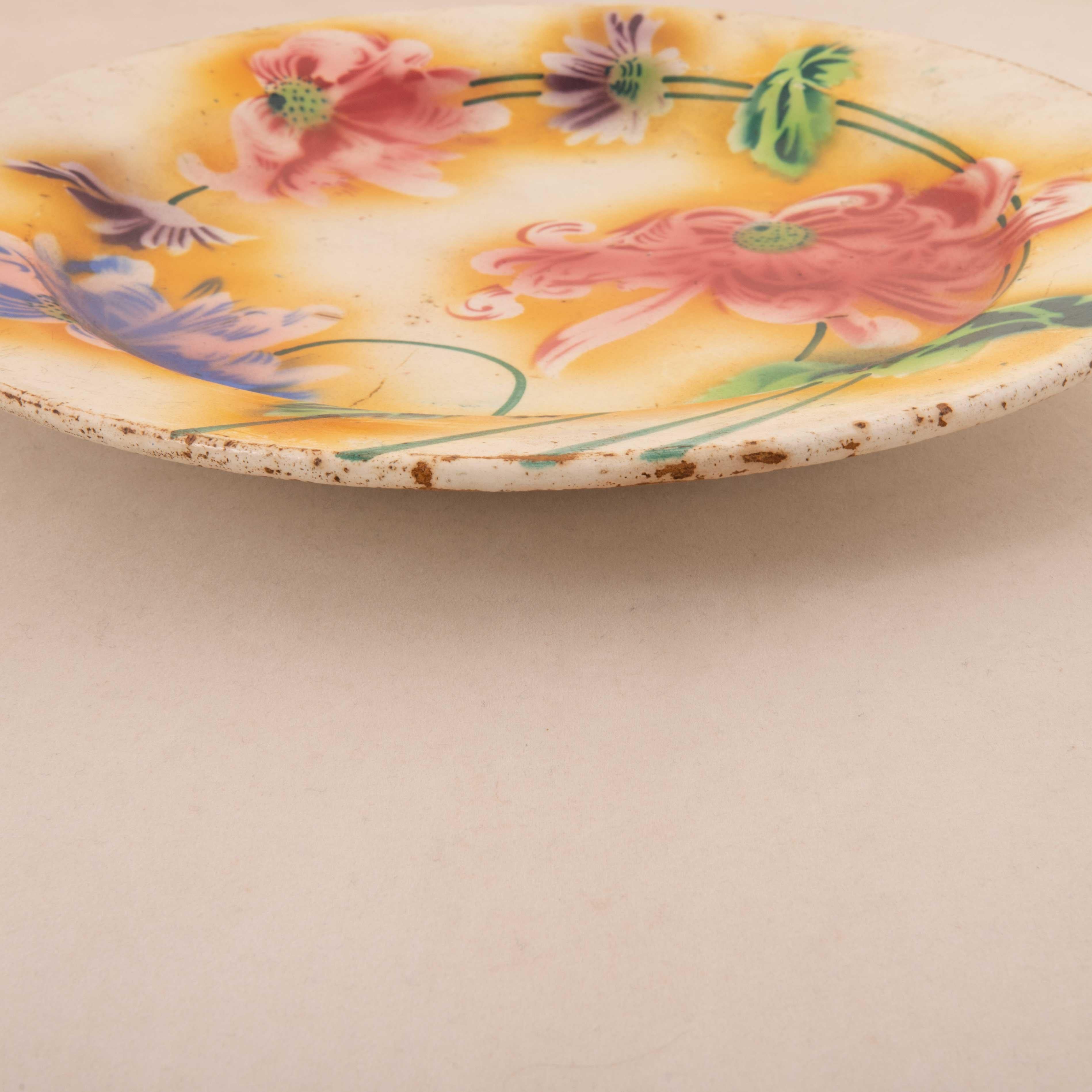 Plato de cerámica Kuznetsov, Rusia, principios del siglo XX Pintado a mano en venta