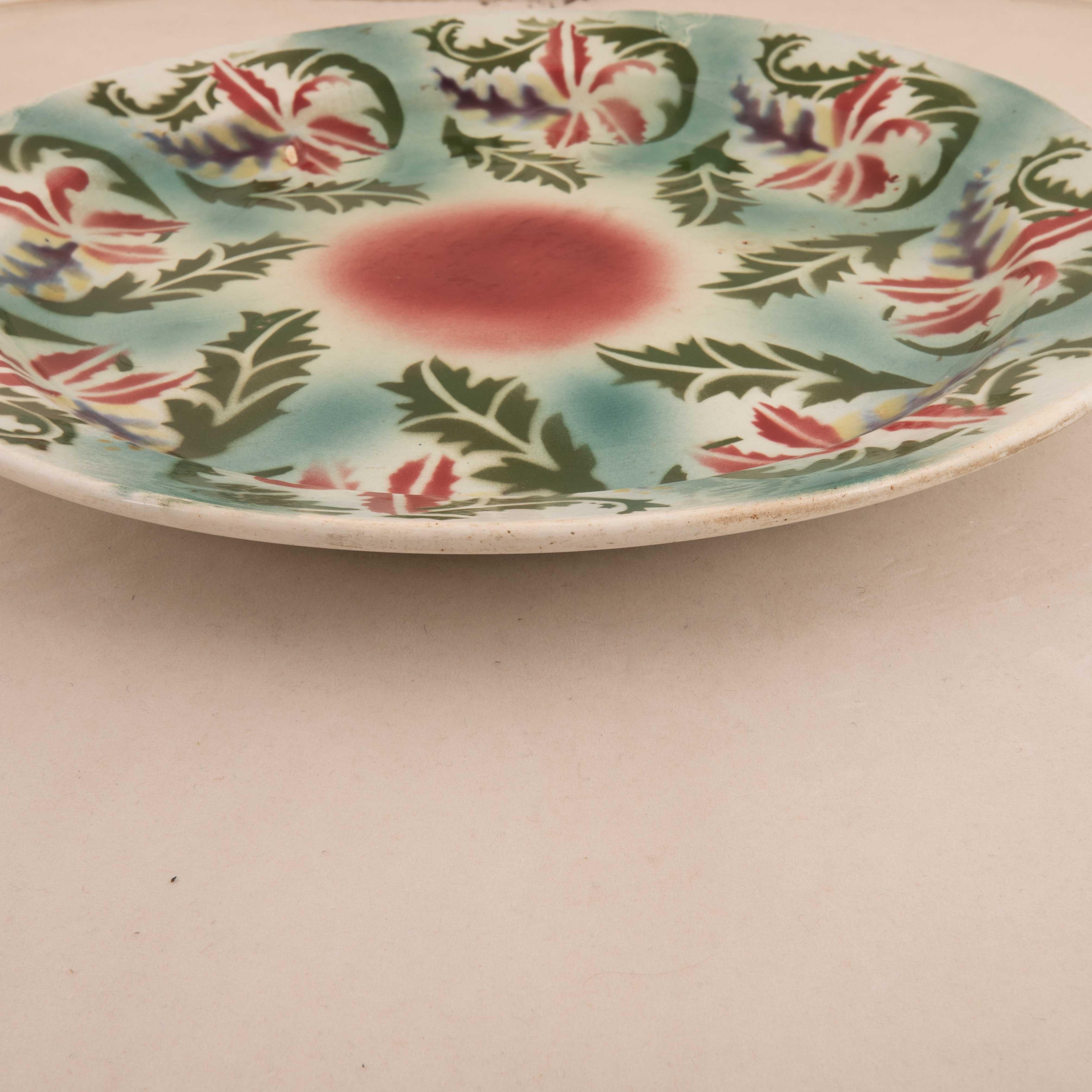 Plato de cerámica Kuznetsov, Rusia, principios del siglo XX Tejido a mano en venta