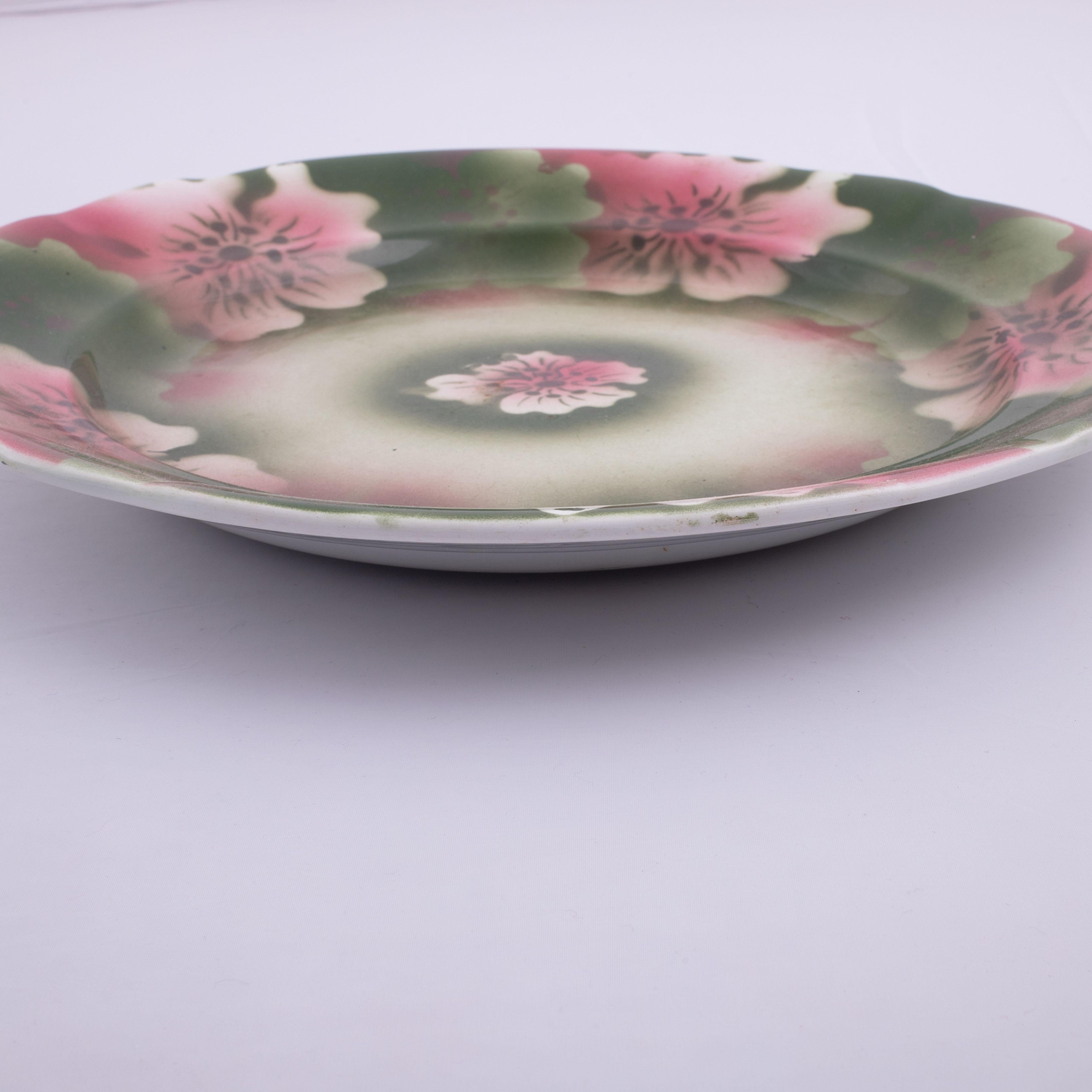 Assiette en céramique Kuznetsov, Russie, début du 20e siècle Bon état - En vente à Istanbul, TR