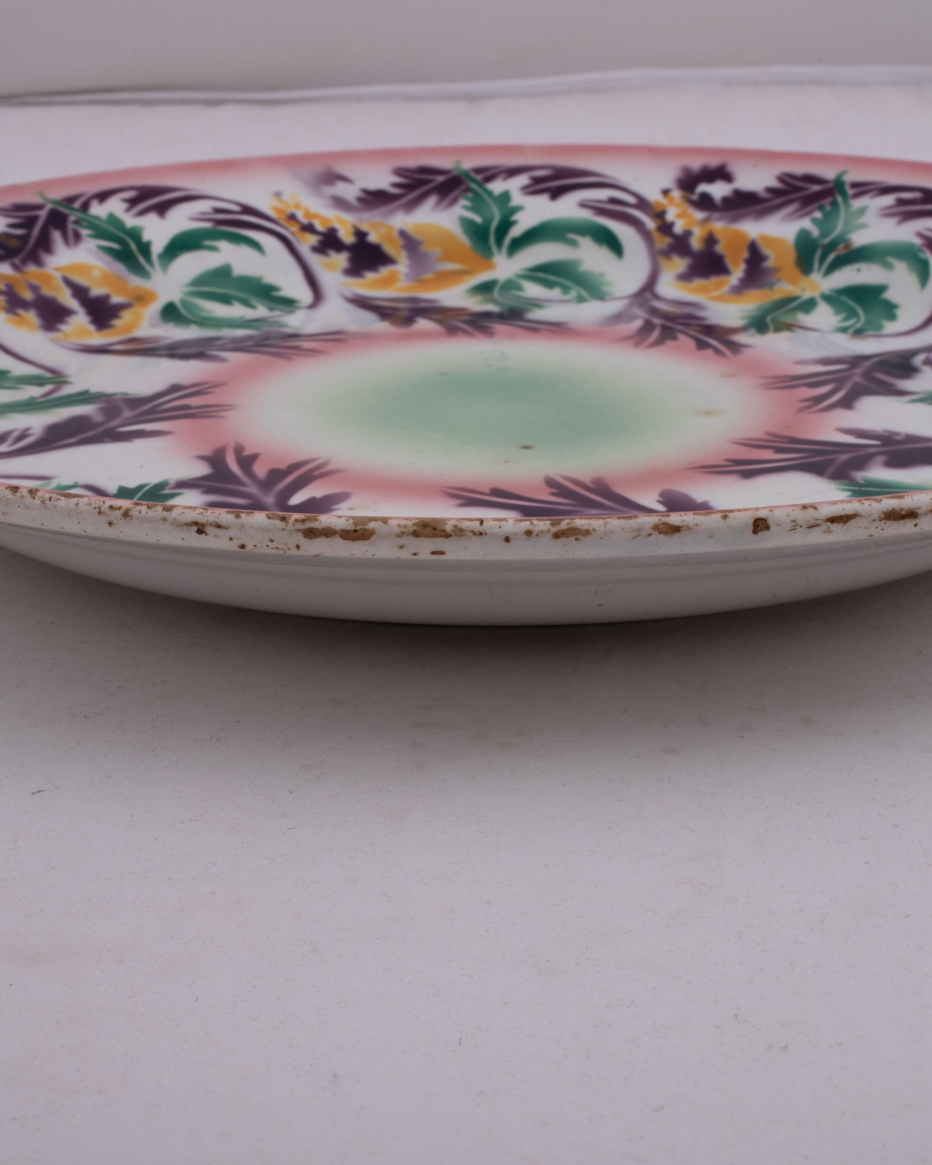 Peint à la main Assiette en céramique Kuznetsov, Russie, début du 20e siècle en vente