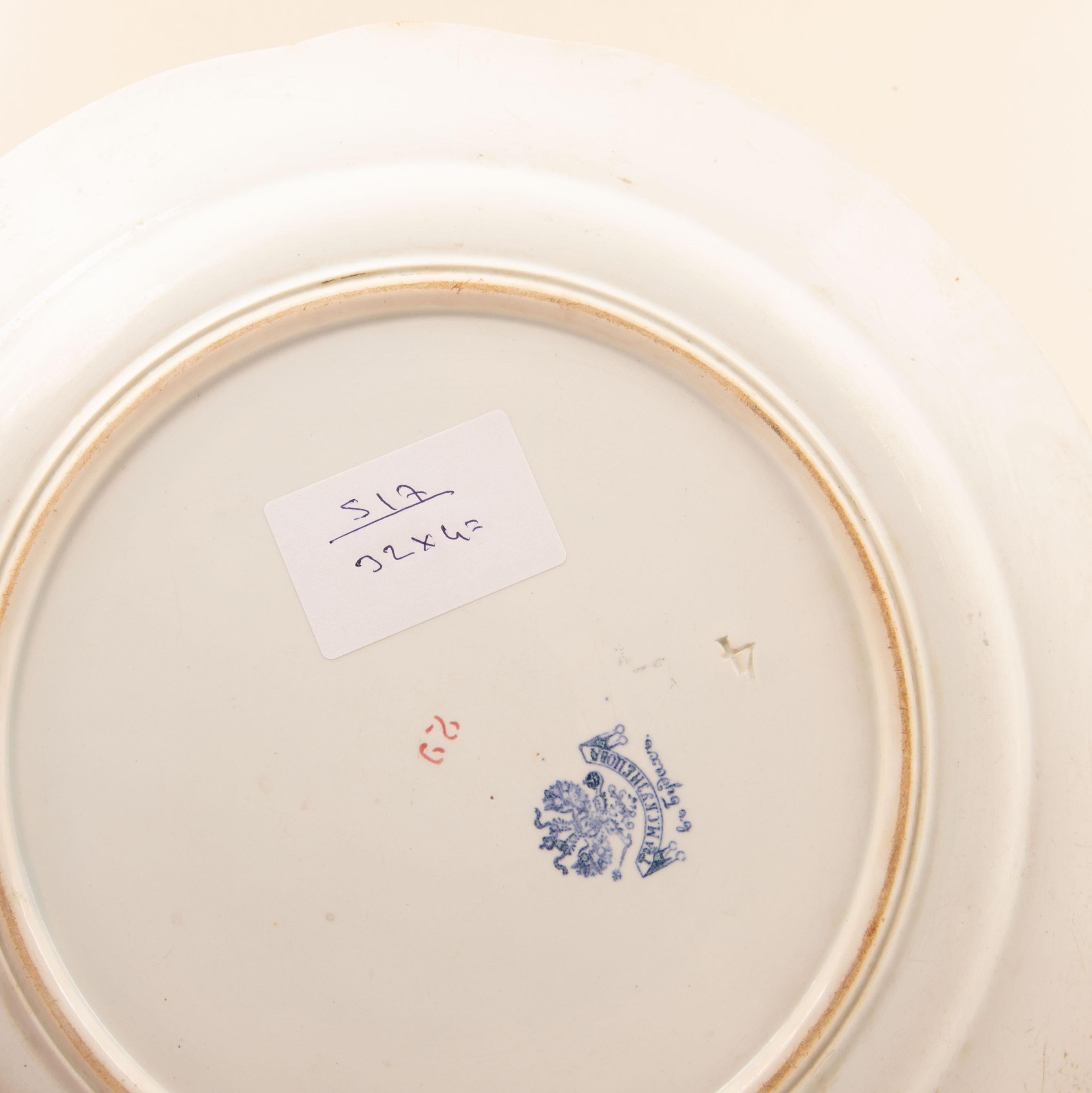 Piatto in ceramica Kuznetsov, Russia, inizio XX secolo In condizioni buone in vendita a Istanbul, TR
