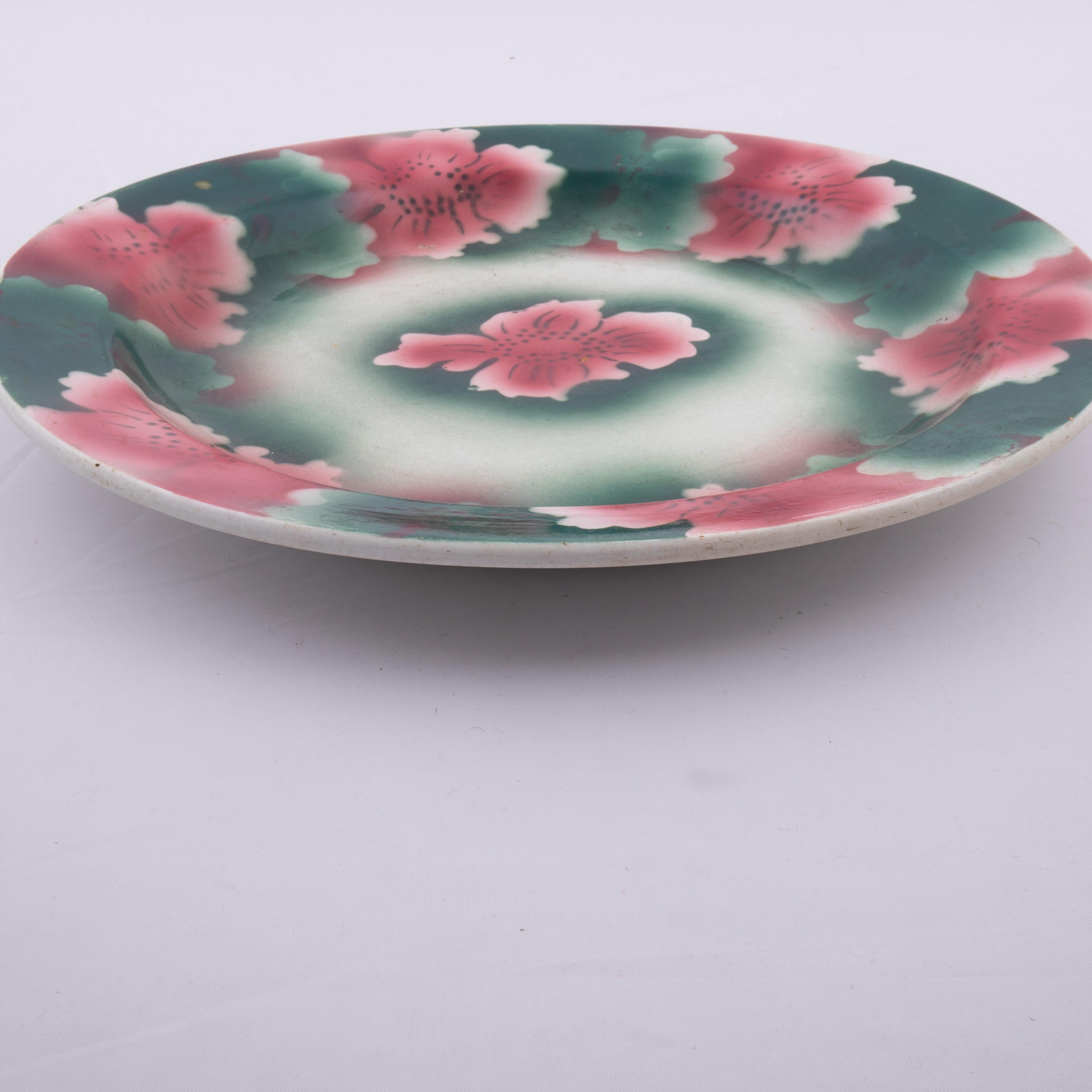 Piatto in ceramica Kuznetsov, Russia, inizio XX secolo In condizioni buone in vendita a Istanbul, TR