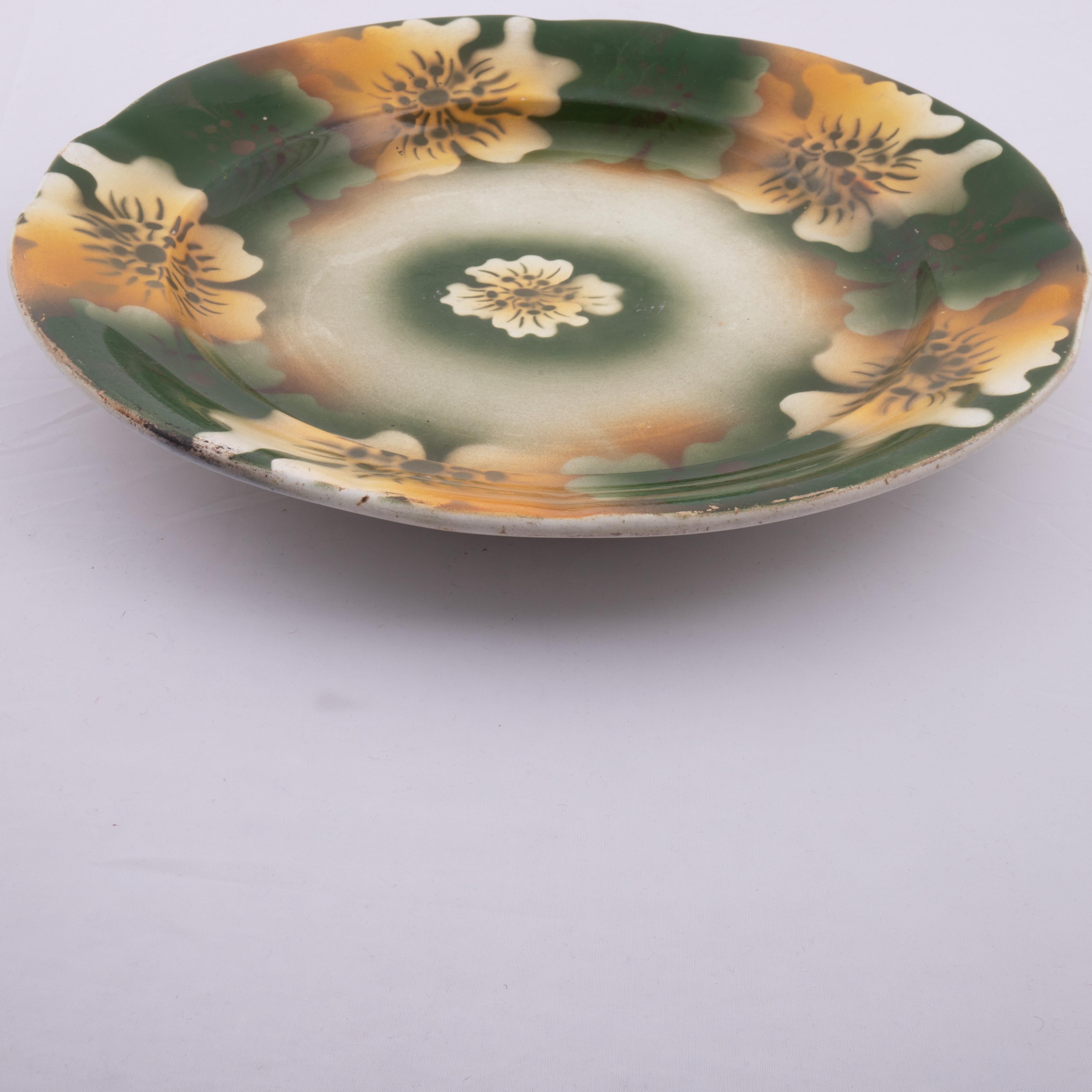 Kuznetsov Ceramic Plate, Russia, Early 20th Century In Good Condition For Sale In Istanbul, TR