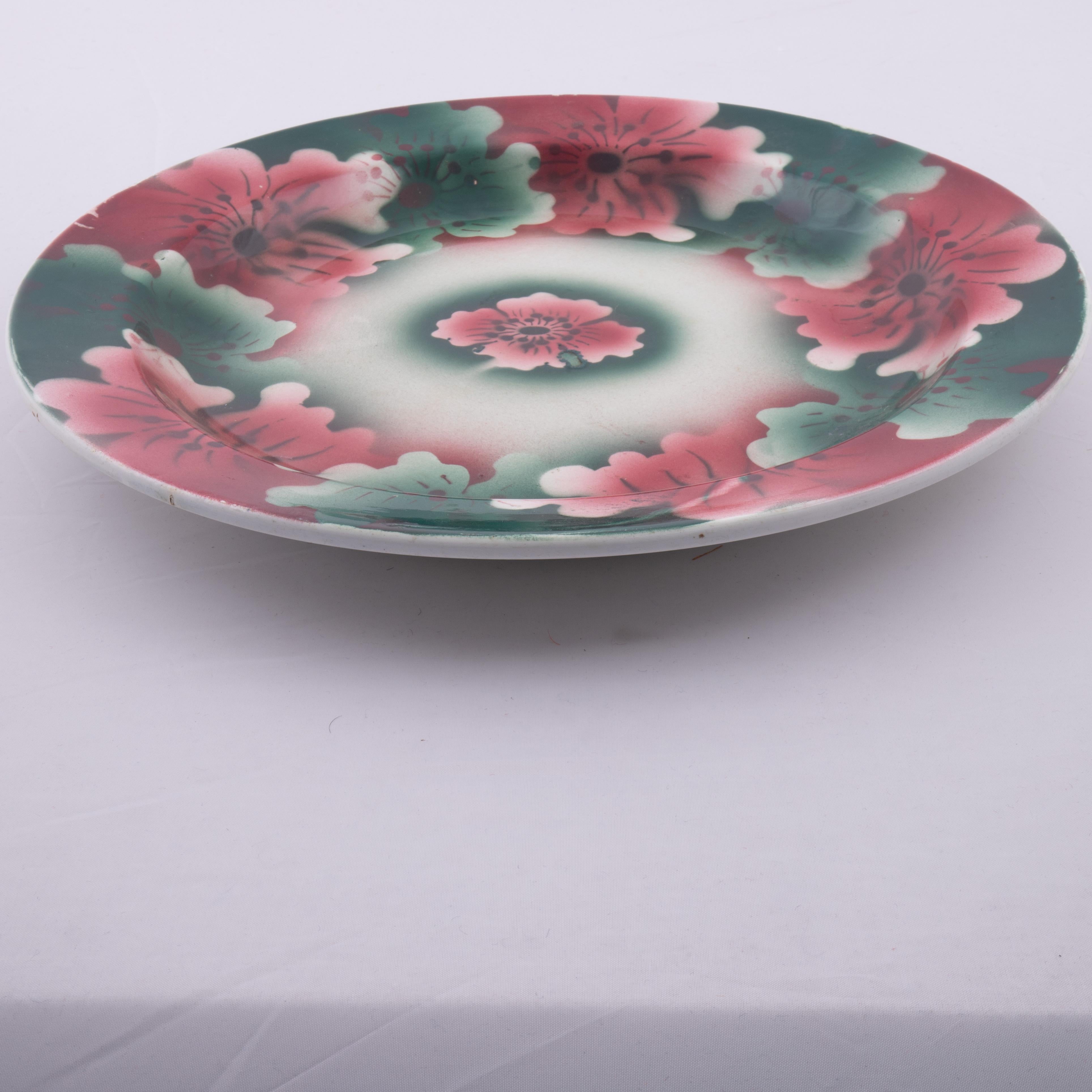 Piatto in ceramica Kuznetsov, Russia, inizio XX secolo In condizioni buone in vendita a Istanbul, TR
