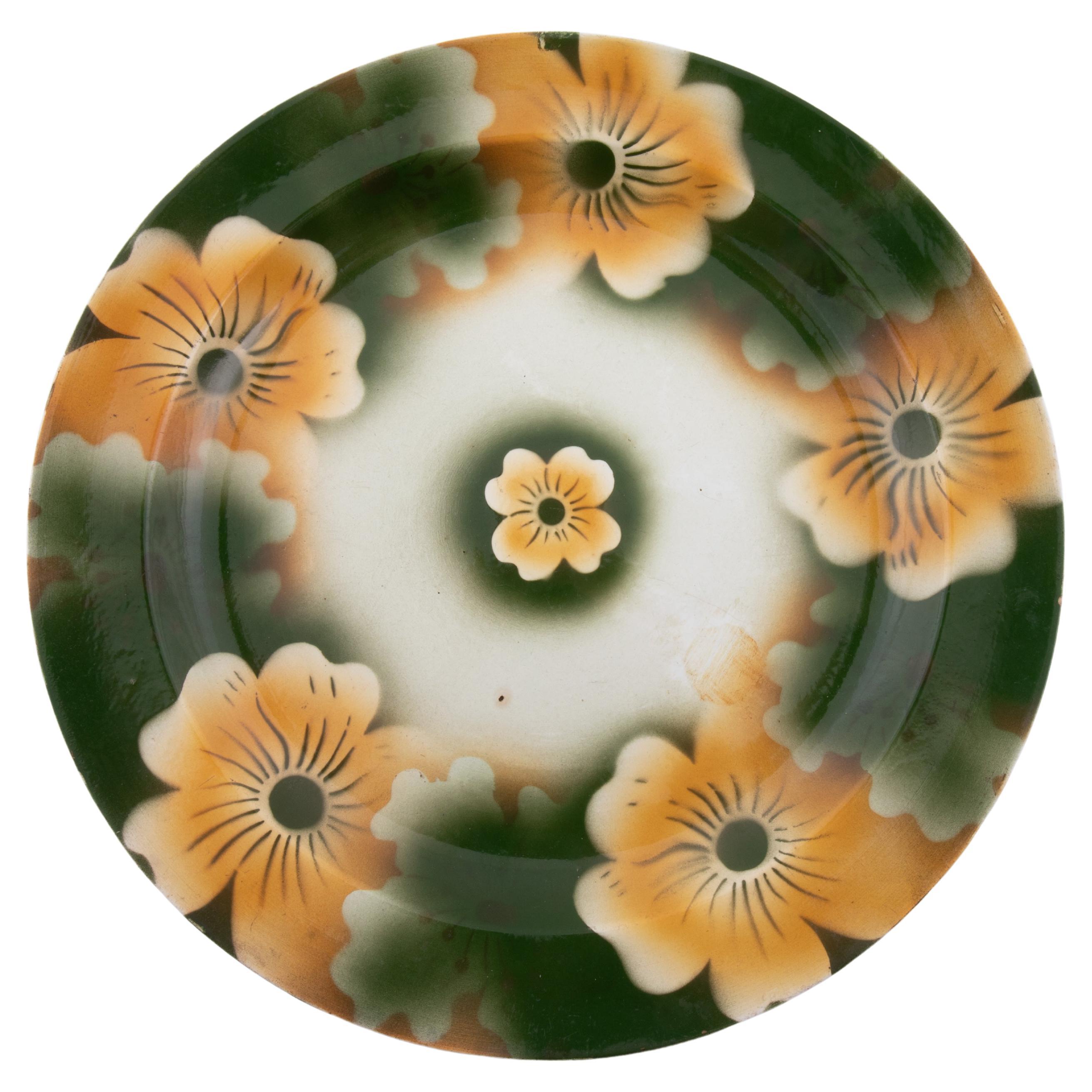 Piatto in ceramica Kuznetsov, Russia, inizio XX secolo