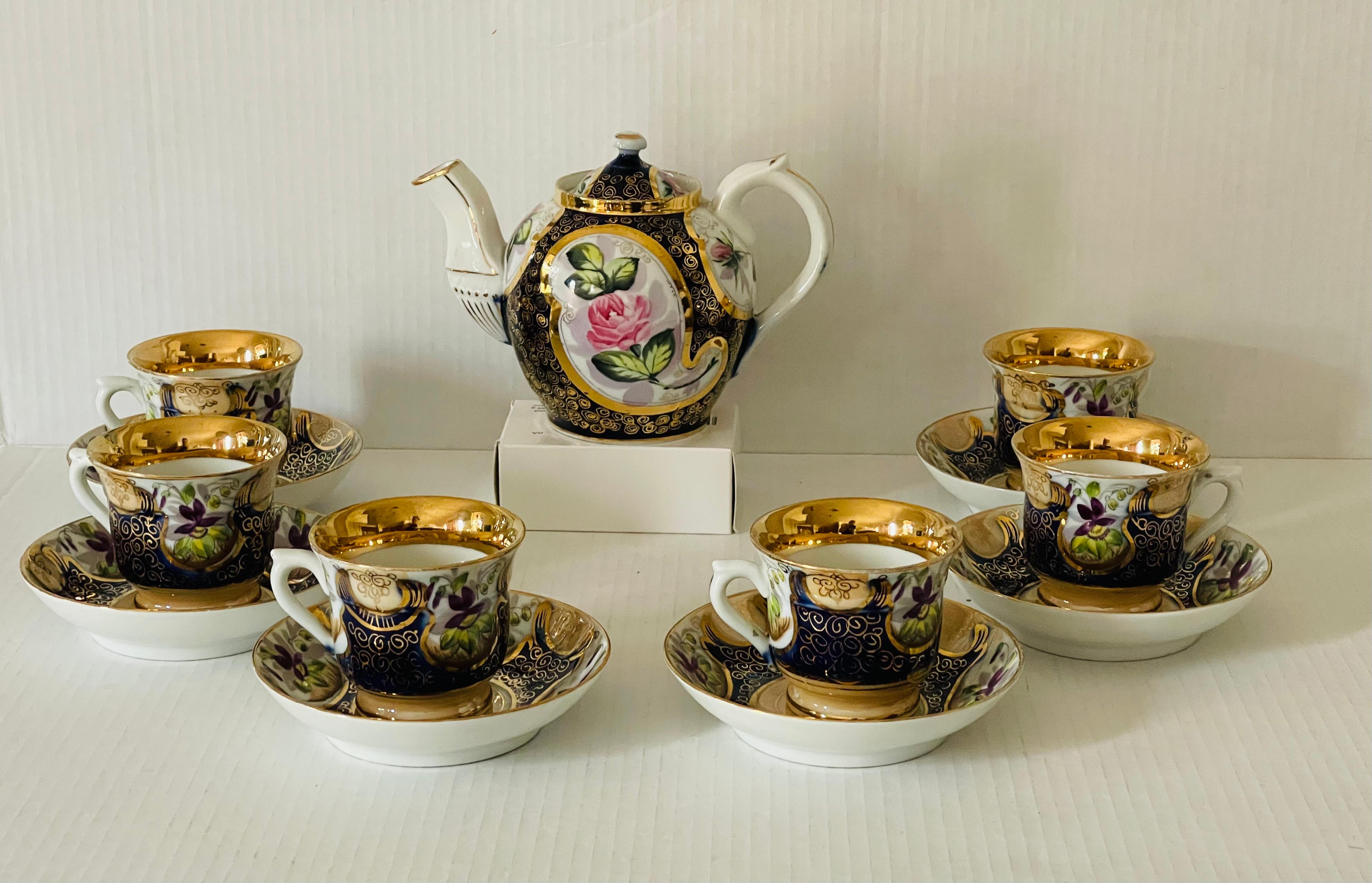 Antike russische Kuznetsov Porzellanfabrik Teeservice für 6 Personen, bestehend aus 6 Tassen, 6 Untertassen und Teekanne mit Deckel. Kobalt und Gold, handgemaltes Blumenmuster. Kein Farbverlust. Toller Zustand, eine Untertasse hat frühere