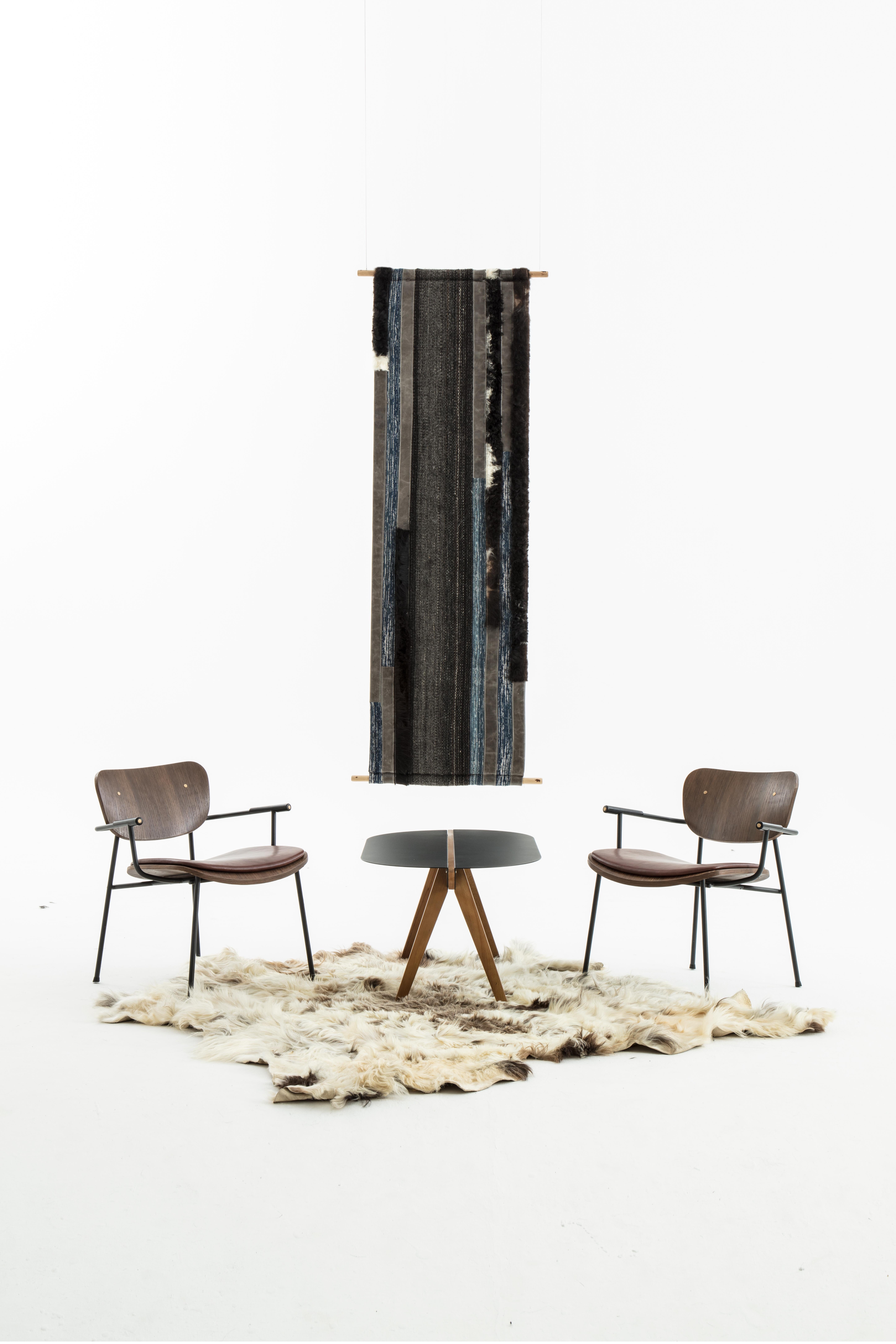 La Butaca Nomad Horns es una fusión asombrosa de diseño de mobiliario moderno y artesanía atemporal, que redefine la elegancia y la comodidad para los espacios contemporáneos. Con elegantes paneles de madera curvados al calor y tableros de asiento