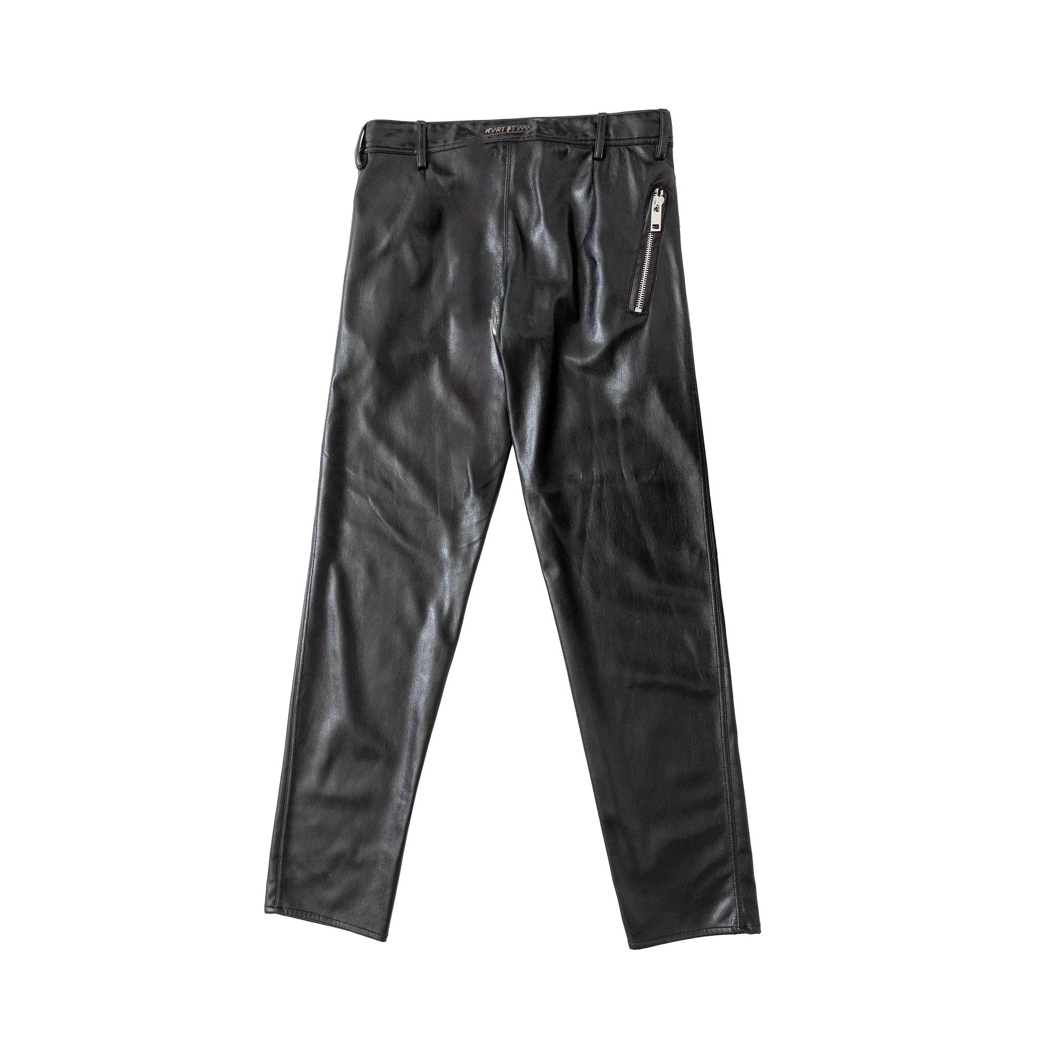 Pantalón negro KVRT STVFF confeccionado en piel vegana texturizada, con doble cremallera frontal, logotipo plateado en la parte trasera, bolsillos con cremallera, corte regular y corte medio de cintura.
 Observaciones: En perfecto estado, con las
