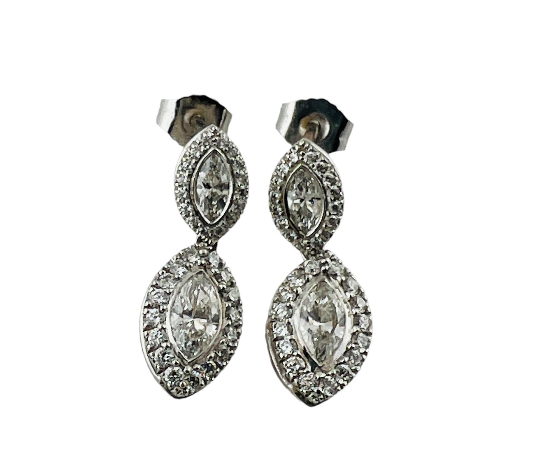 Boucles d'oreilles pendantes en platine et diamants Kwait

Ces superbes boucles d'oreilles pendantes présentent chacune un diamant marquis et 32 diamants ronds de taille brillant sertis dans de l'or blanc 18 carats avec des montants en platine. 