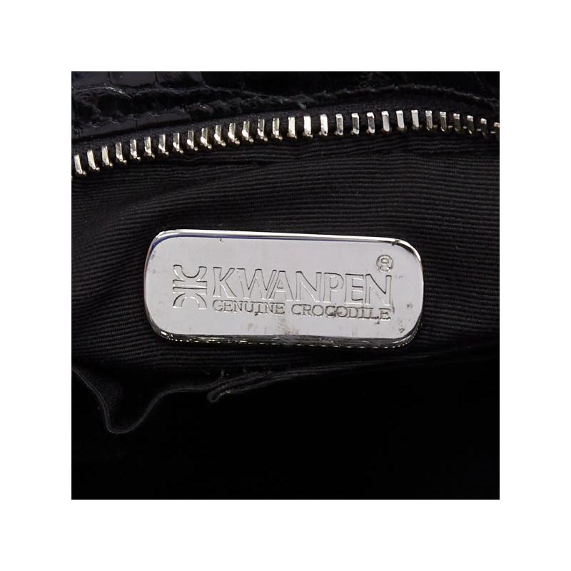 KWANPEN black high shine glossy scaled leather hardware zipper top handbag en vente 6