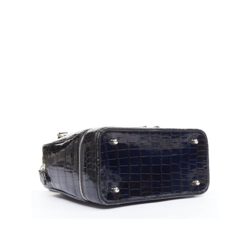 KWANPEN black high shine glossy scaled leather hardware zipper top handbag en vente 1