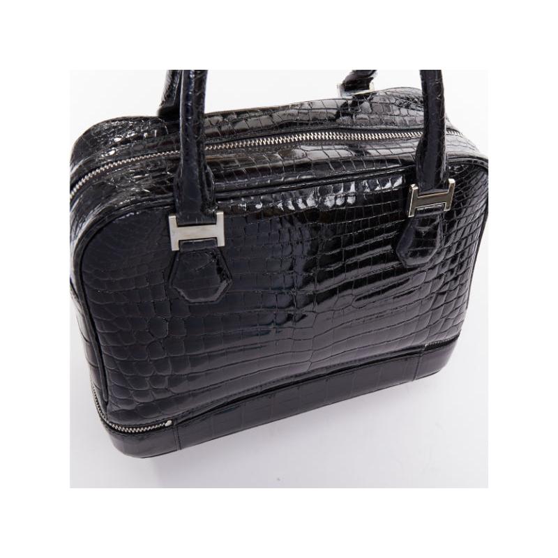 KWANPEN black high shine glossy scaled leather hardware zipper top handbag en vente 3
