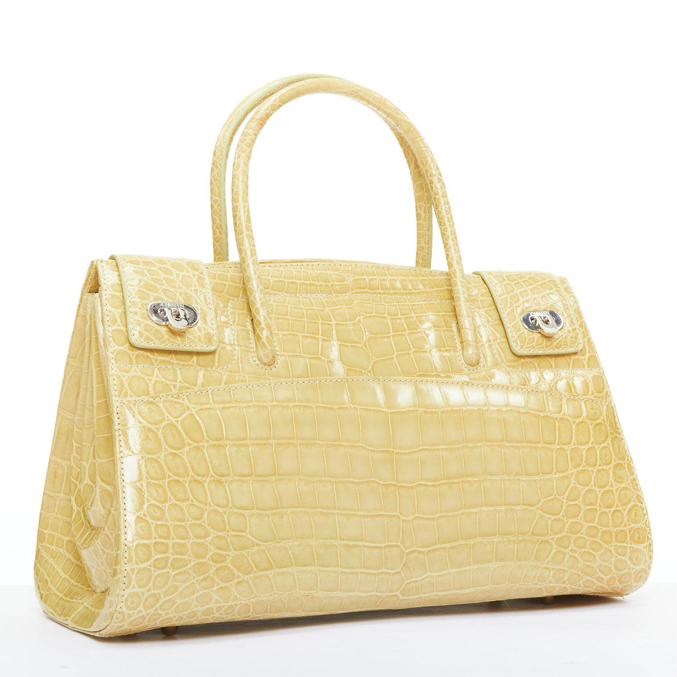 KWANPEN Crest Classic Droplet glossy beige scaled leather turnlock tote bag
Reference: TGAS/E00592
Brand: Kwanpen
Model: Crest Classic Droplet
Material: Leather
Color: Beige
Pattern: Animal Print
Closure: Turnlock
Lining: Beige Leather
Extra