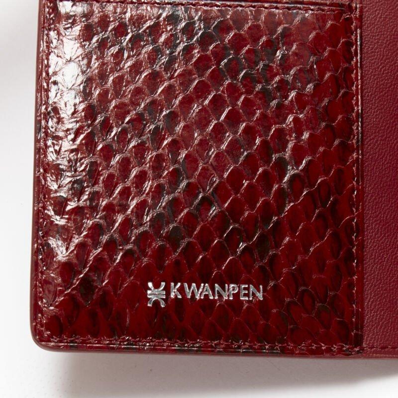 KWANPEN porta carte bifold passaporto in pelle rossa lucida e squamata in vendita 5