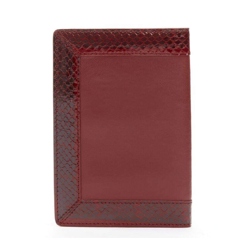 KWANPEN porta carte bifold passaporto in pelle rossa lucida e squamata In condizioni ottime in vendita a Hong Kong, NT