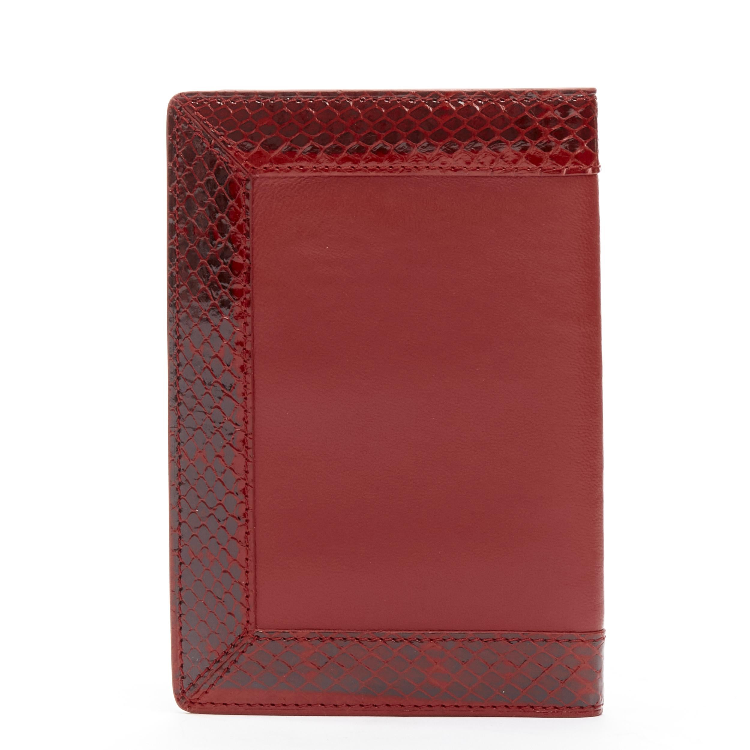 KWANPEN red glossy scaled leather trim bifold passport card holder In Excellent Condition For Sale In Hong Kong, NT