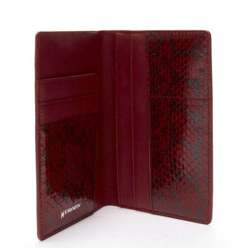 KWANPEN porta carte bifold passaporto in pelle rossa lucida e squamata in vendita 1