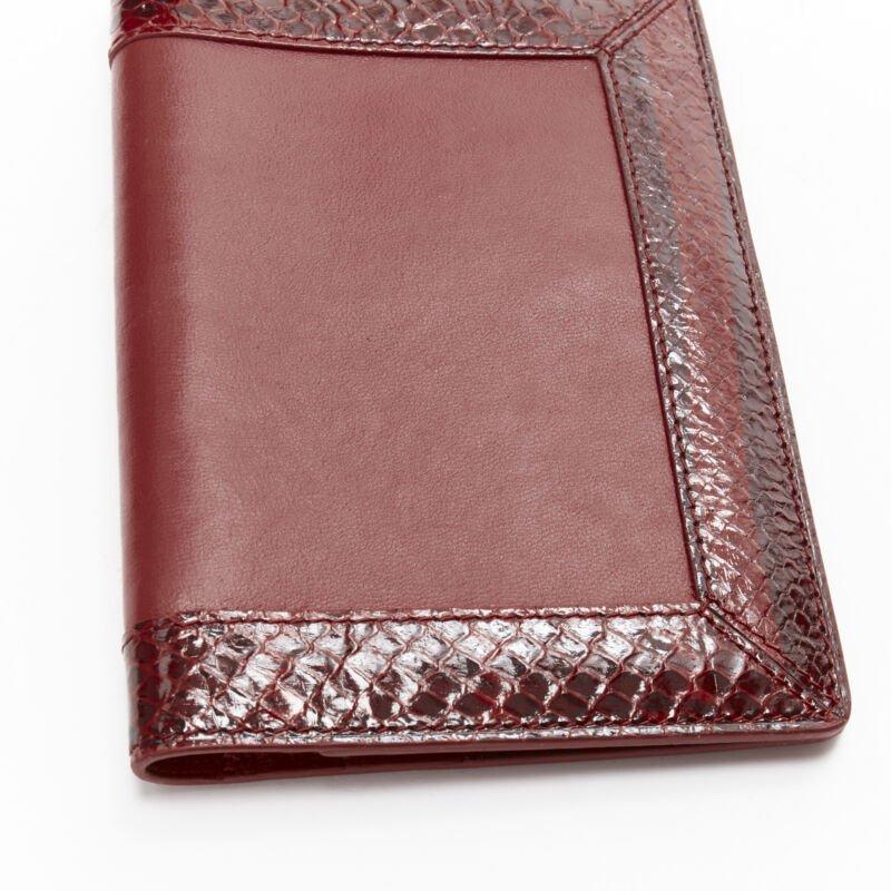 KWANPEN porta carte bifold passaporto in pelle rossa lucida e squamata in vendita 2