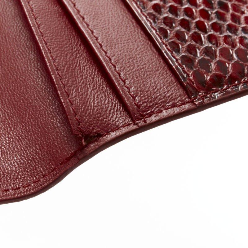 KWANPEN porta carte bifold passaporto in pelle rossa lucida e squamata in vendita 3