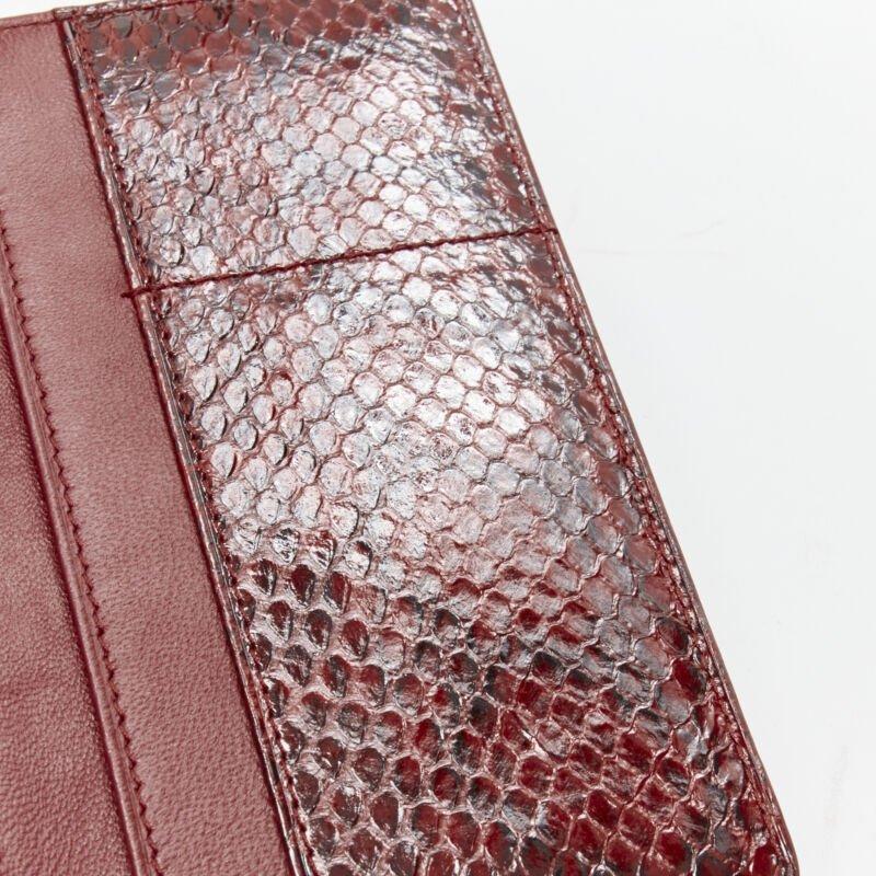 KWANPEN porta carte bifold passaporto in pelle rossa lucida e squamata in vendita 4