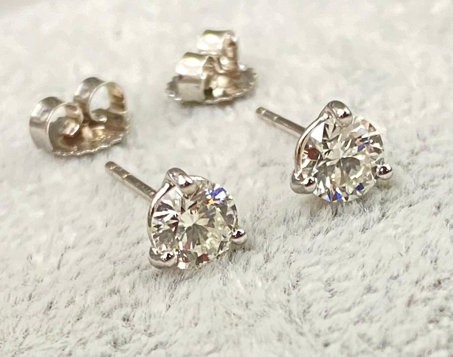 From the Stud Collection. The timeless elegance of a round brilliant-cut diamond stud shines in Kwiat's signature three-prong setting.
Diamonds, 1.32 tcw
Diamond color: G/H
Diamond clarity: VS/SI (Very Clean)
Platinum Stem (marked Kwiat)
18K white