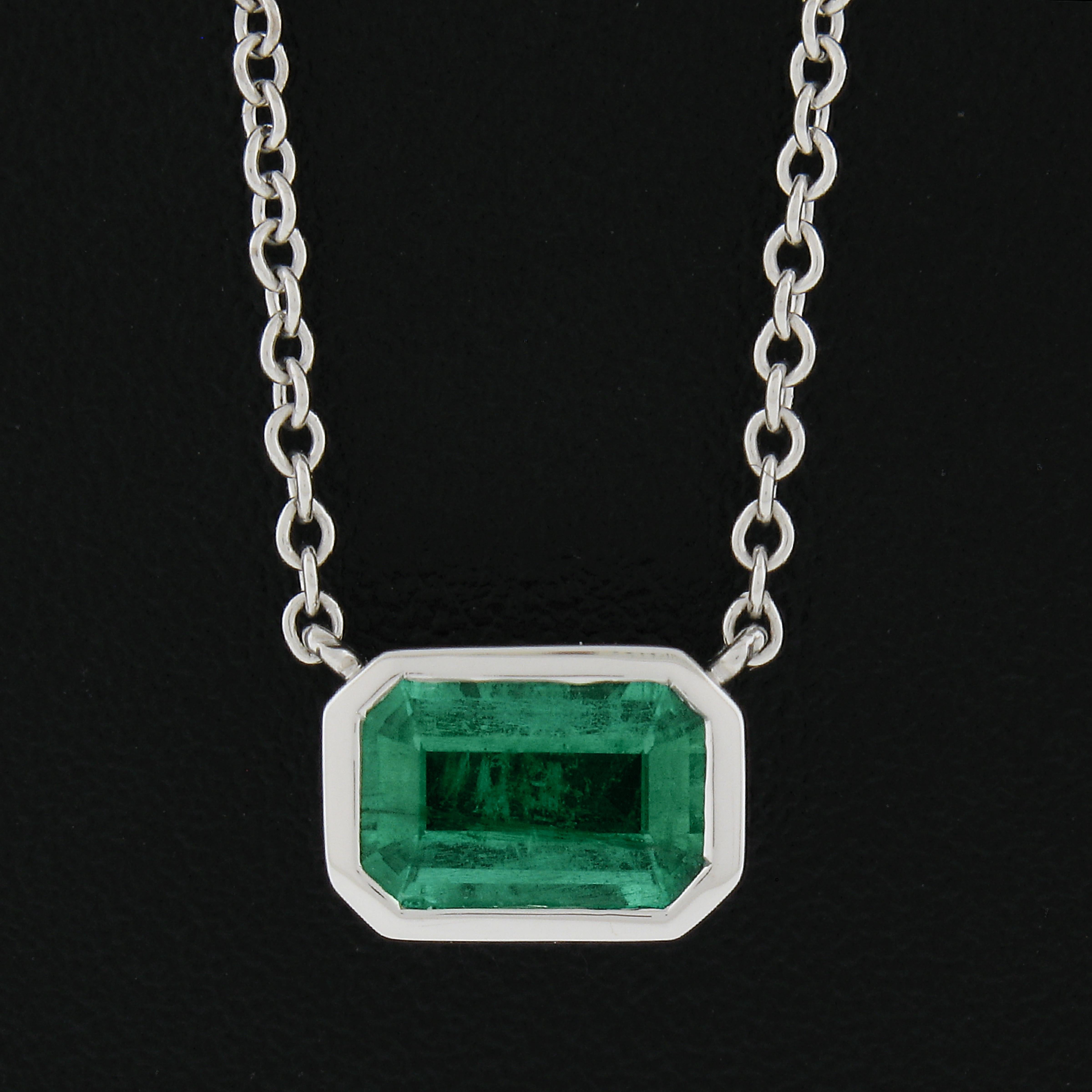 Kwiat 18k Oro Blanco 0.60ct Bisel Verde Vivo Esmeralda Solitario Collar Colgante en Excelente estado para la venta en Montclair, NJ