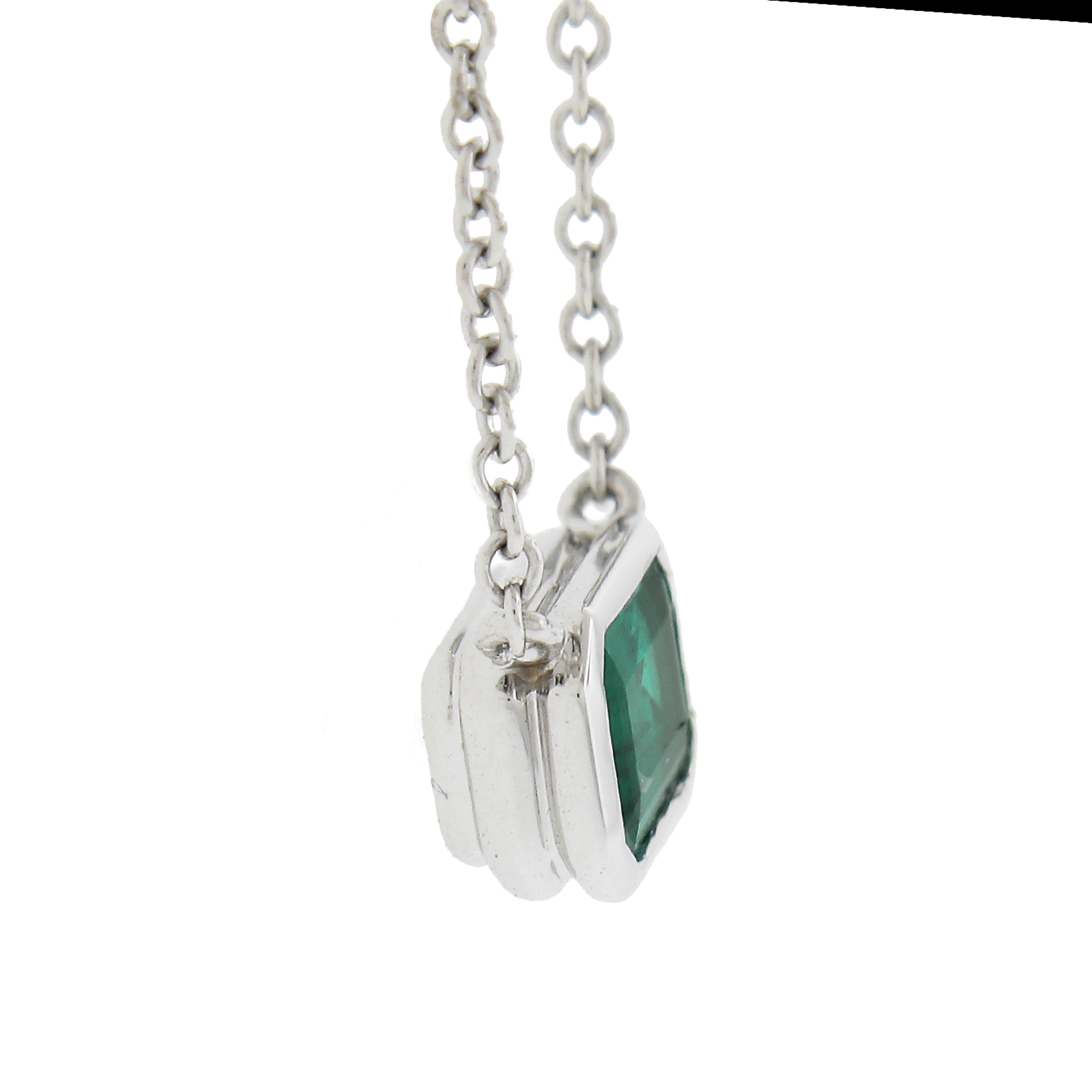 Kwiat 18k Oro Blanco 0.60ct Bisel Verde Vivo Esmeralda Solitario Collar Colgante en venta 1