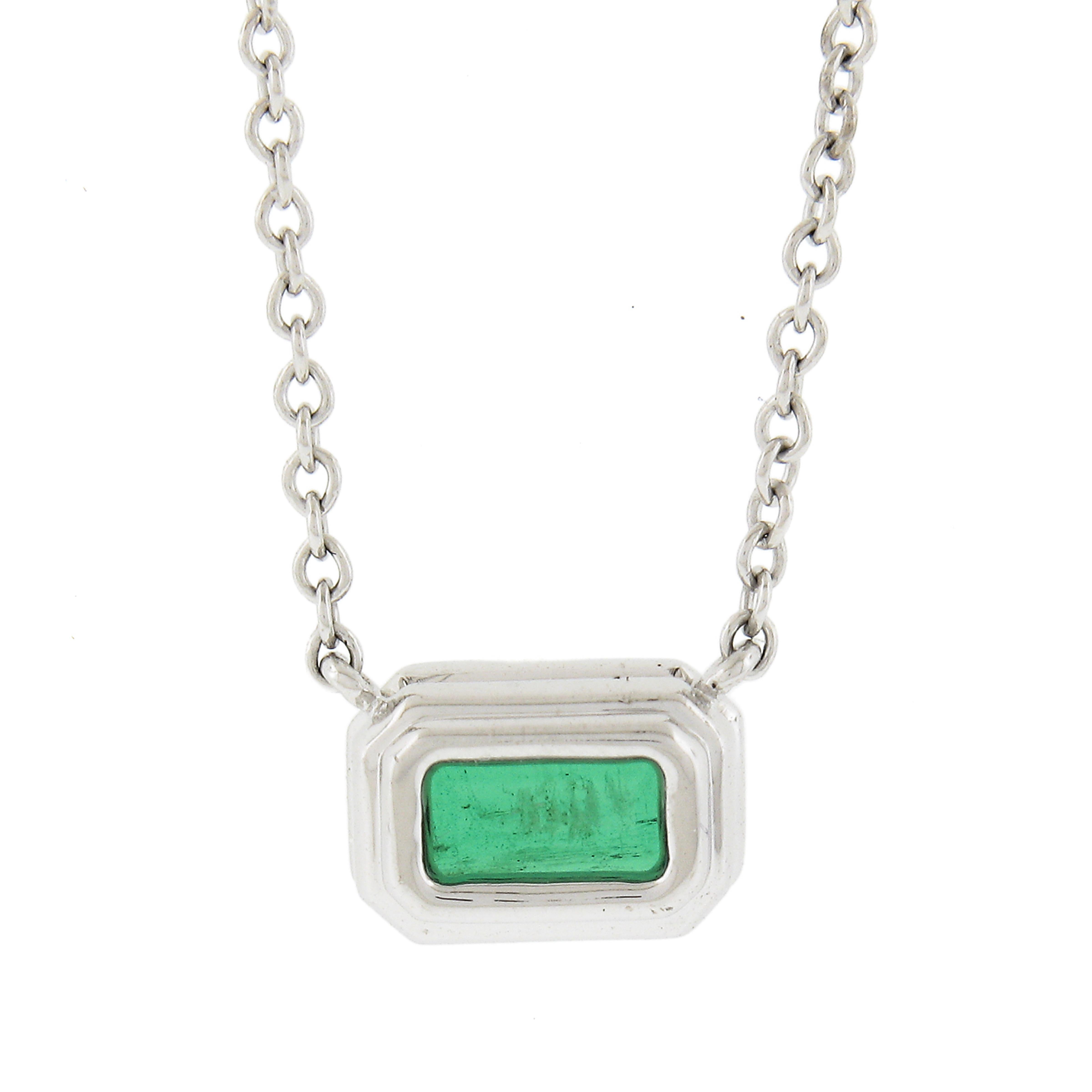 Kwiat 18k Oro Blanco 0.60ct Bisel Verde Vivo Esmeralda Solitario Collar Colgante en venta 2