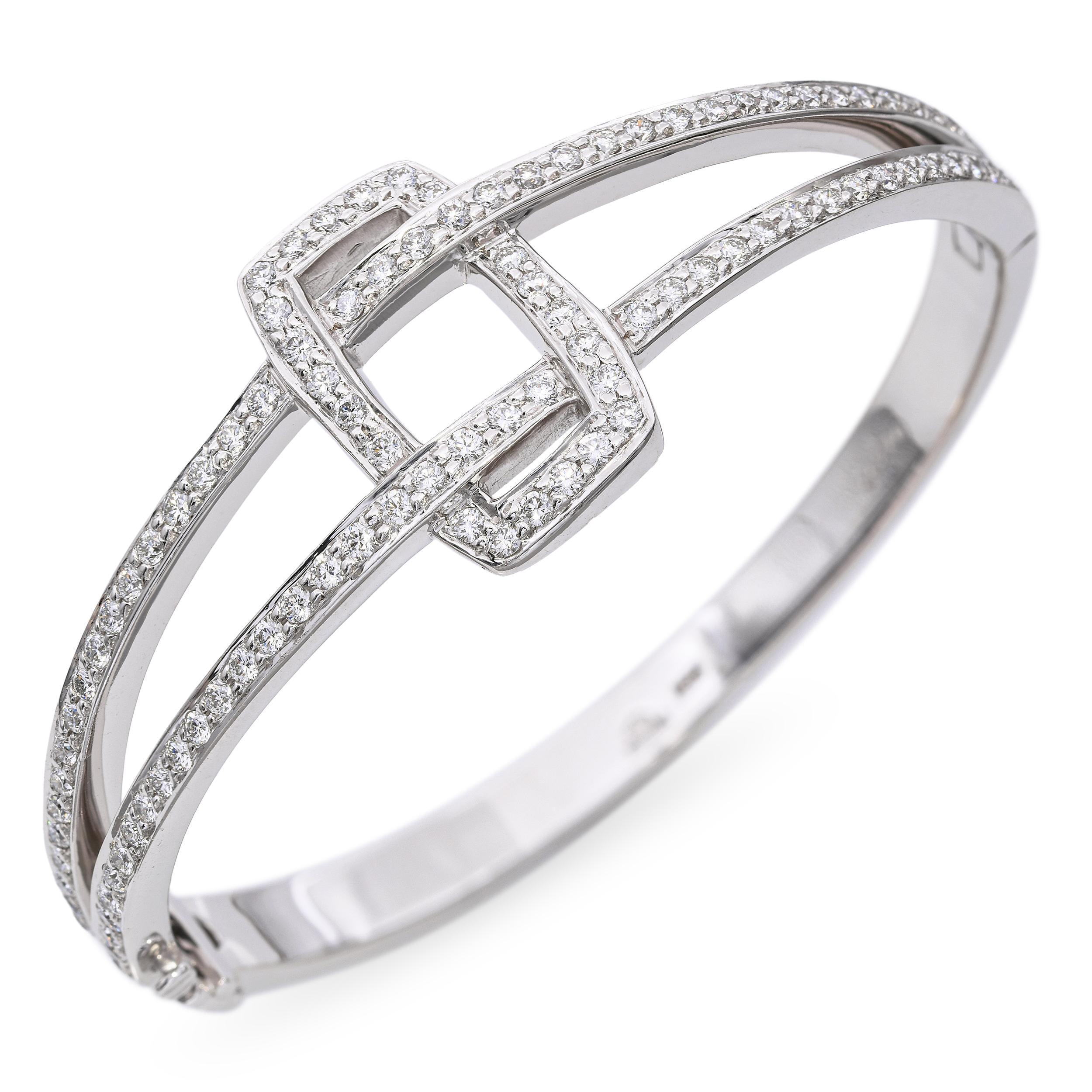 Cet élégant bracelet de Kwiat est finement réalisé en or blanc 18 carats et présente une double rangée moderne reliée au centre par un motif de maillons géométriques ouverts. Des diamants ronds étincelants rehaussent le bracelet d'un éclat raffiné,