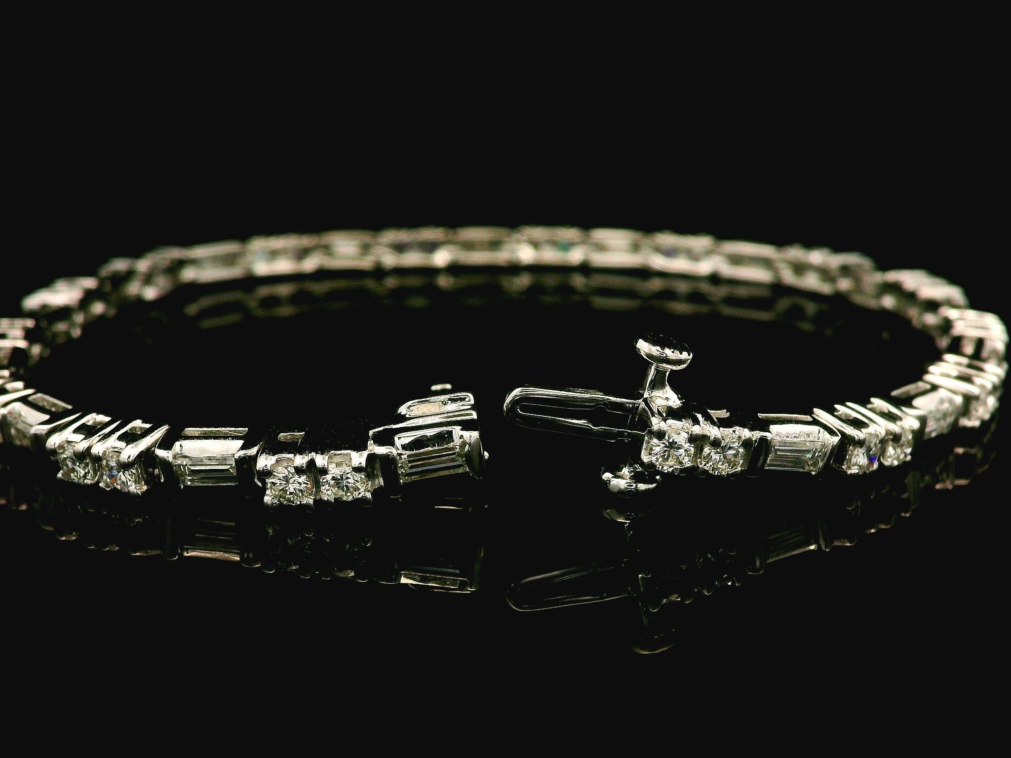 --Pierre(s) :...
(48) Diamants naturels authentiques - 32 diamants ronds de taille Brilliante et 16 diamants droits de taille Baguette - sertis à l'anneau et en chaîne - couleur F-H - pureté VVS-VS
Poids total en carats : 3,25 (environ)

MATERIAL :