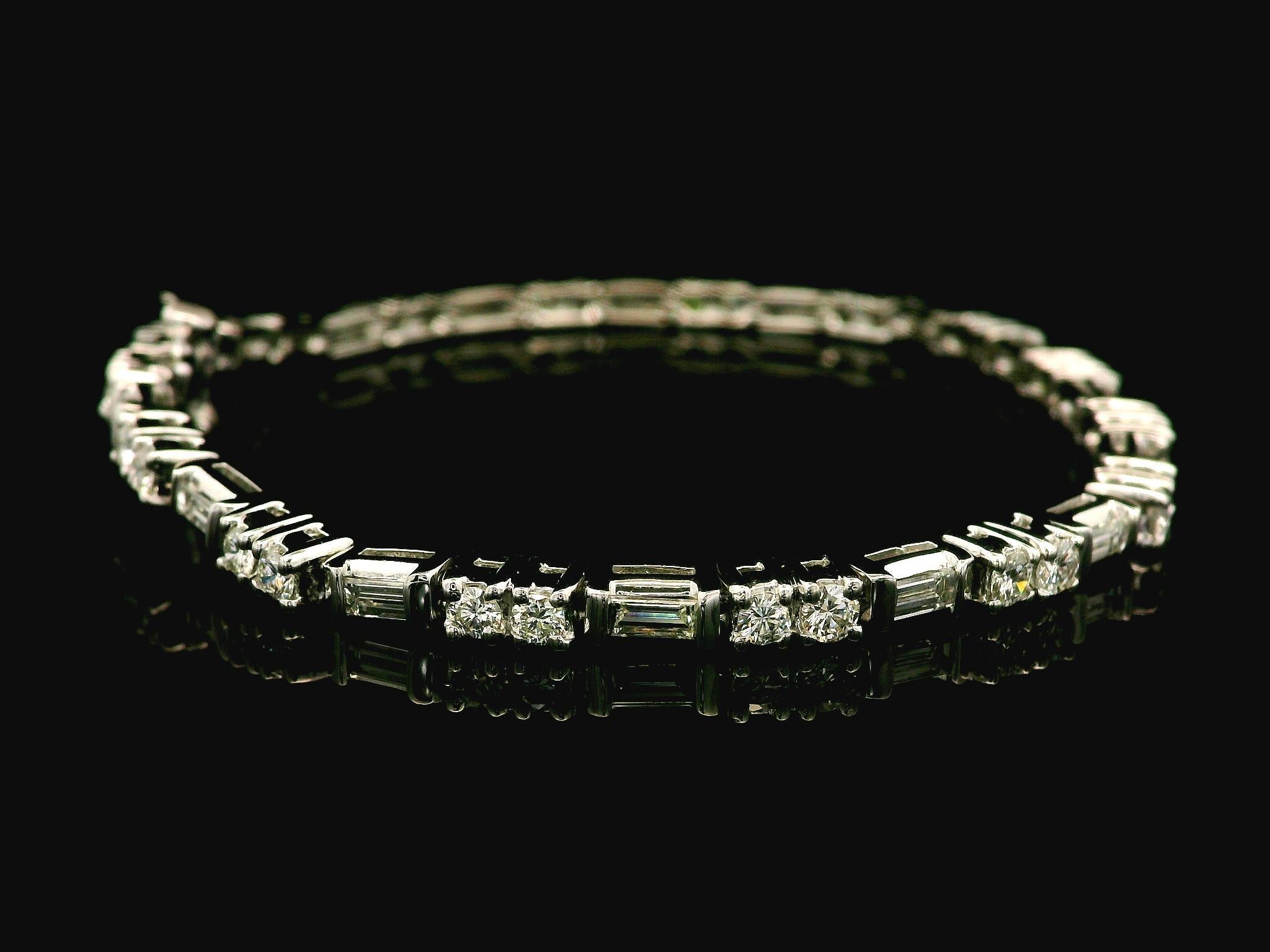 Taille baguette Bracelet tennis Kwiat en or blanc 18 carats avec diamants baguettes et ronds de 3,25 carats en vente