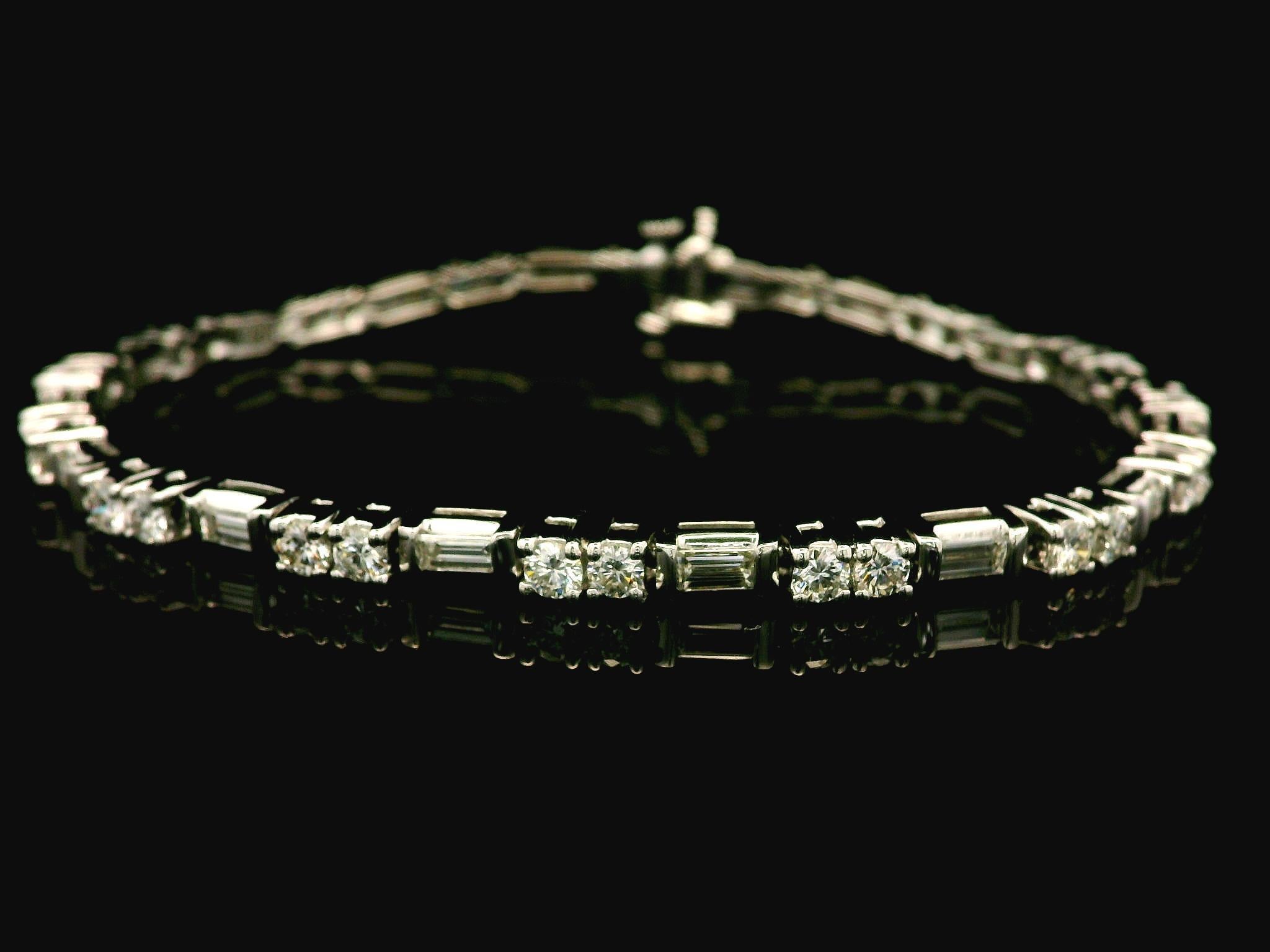 Bracelet tennis Kwiat en or blanc 18 carats avec diamants baguettes et ronds de 3,25 carats Excellent état - En vente à Montclair, NJ